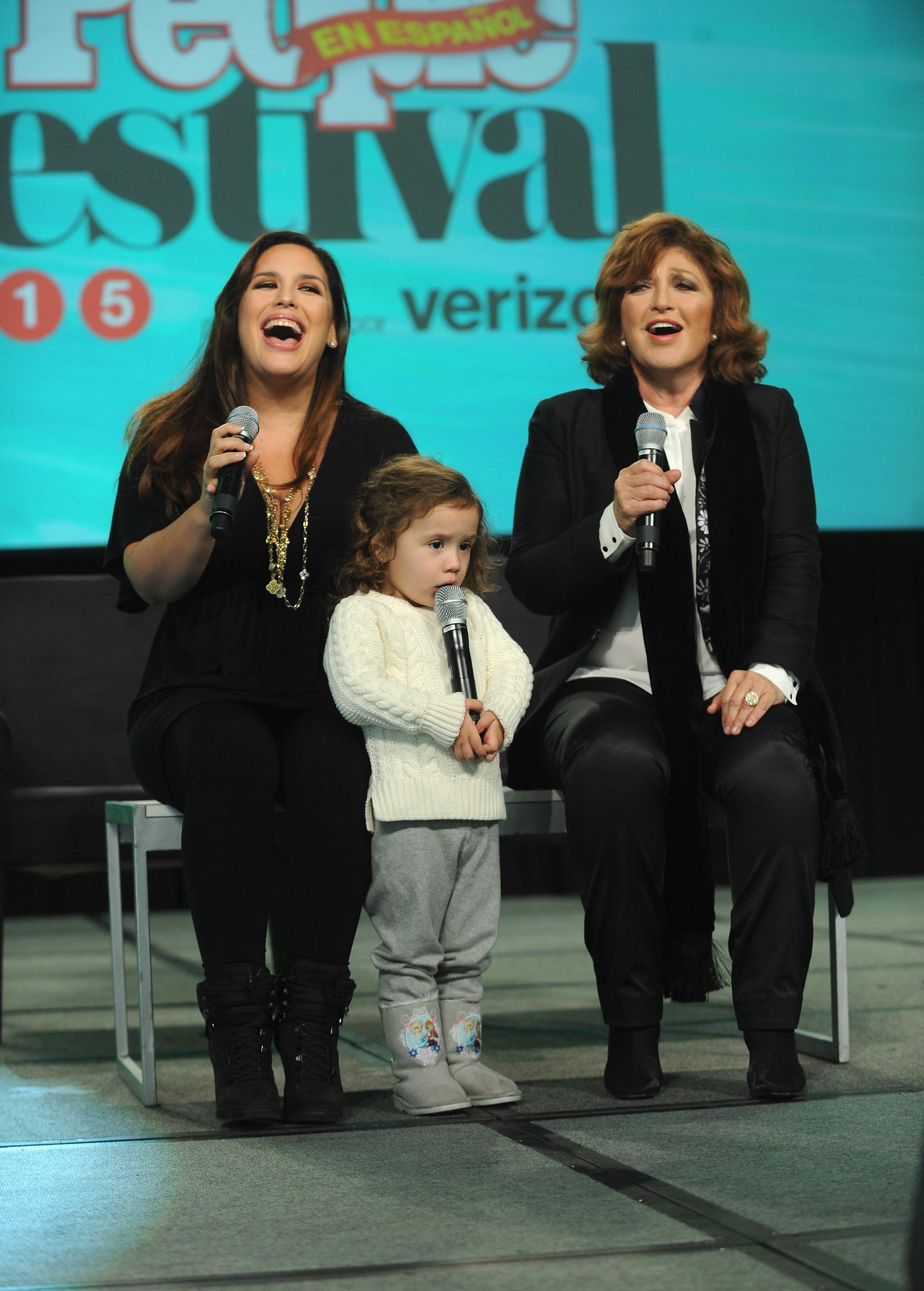 La actriz Angélica Vale (izq.) se presenta en el escenario con su hija y la actriz Angélica María durante el Festival PEOPLE En Español 2015 presentado por Verizon en el Centro Jacob Javitz el 18 de octubre de 2015 en la ciudad de Nueva York. | Fuente: Getty Images.