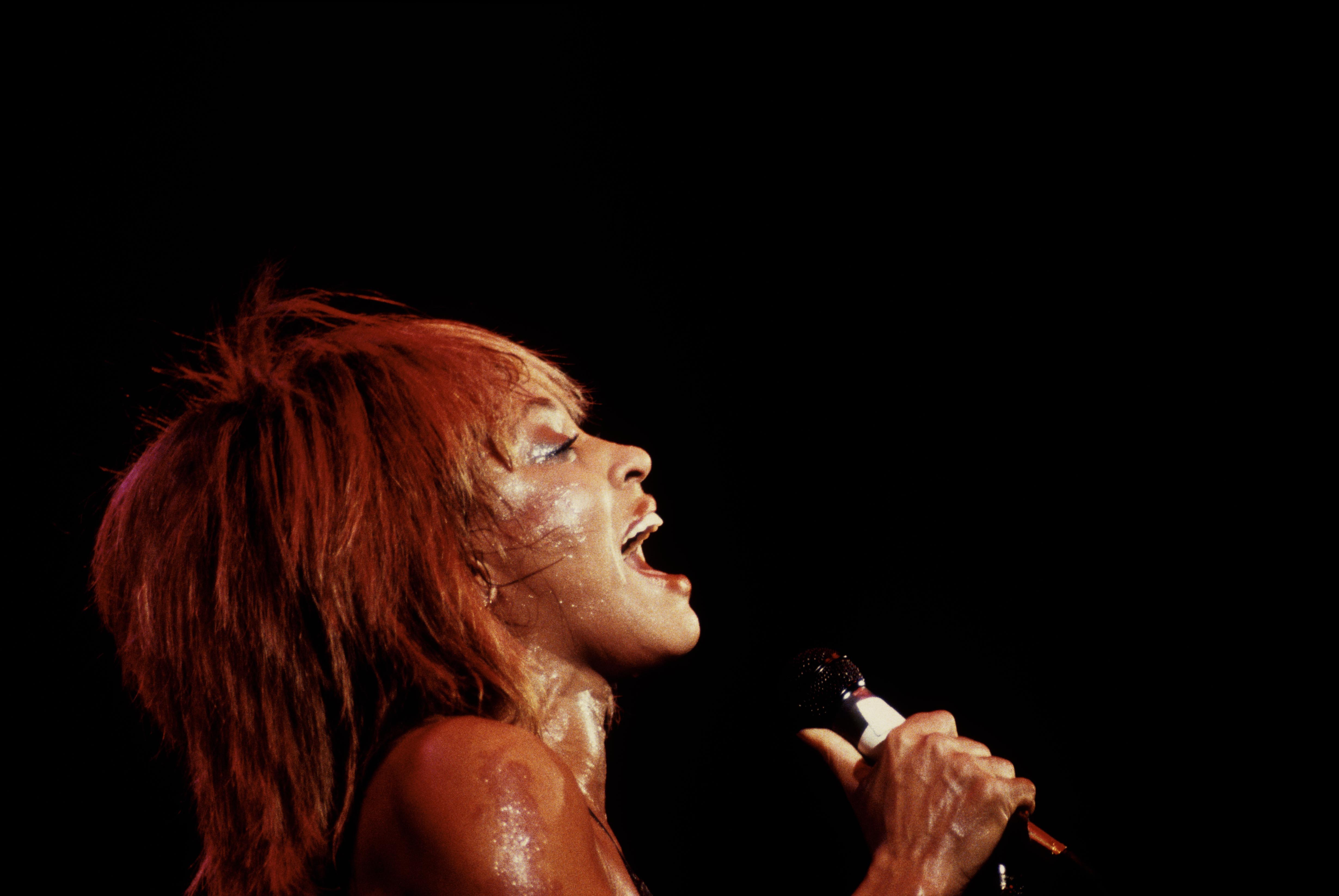 La cantante actúa en directo en el escenario de The Venue de Londres en diciembre de 1983 | Foto: Getty Images