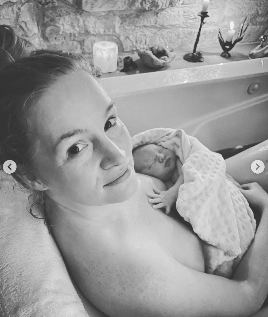 Kimberly Van Der Beek y su bebé en el baño de su casa de Texas en un post subido el 14 de mayo de 2023 | Fuente: Intagram/vanderjames