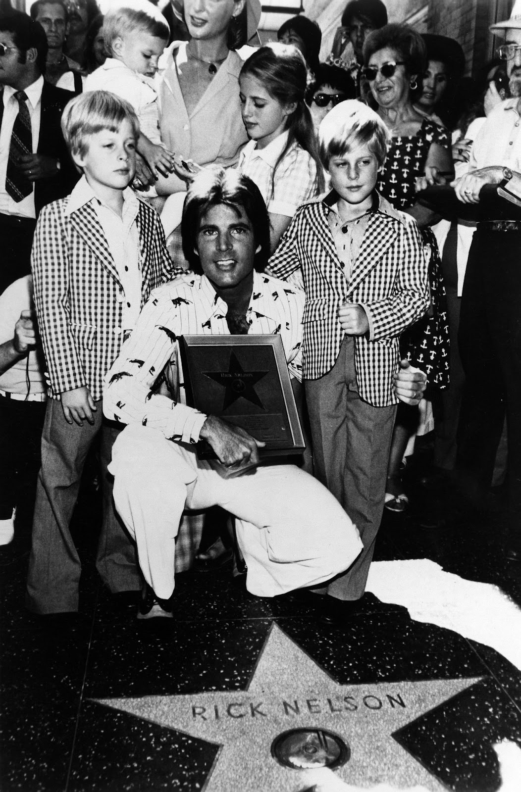 Ricky Nelson con sus hijos Gunnar y Matthew Nelson mientras recibía su estrella en el Paseo de la Fama de Hollywood el 17 de septiembre de 1975 | Fuente: Getty Images