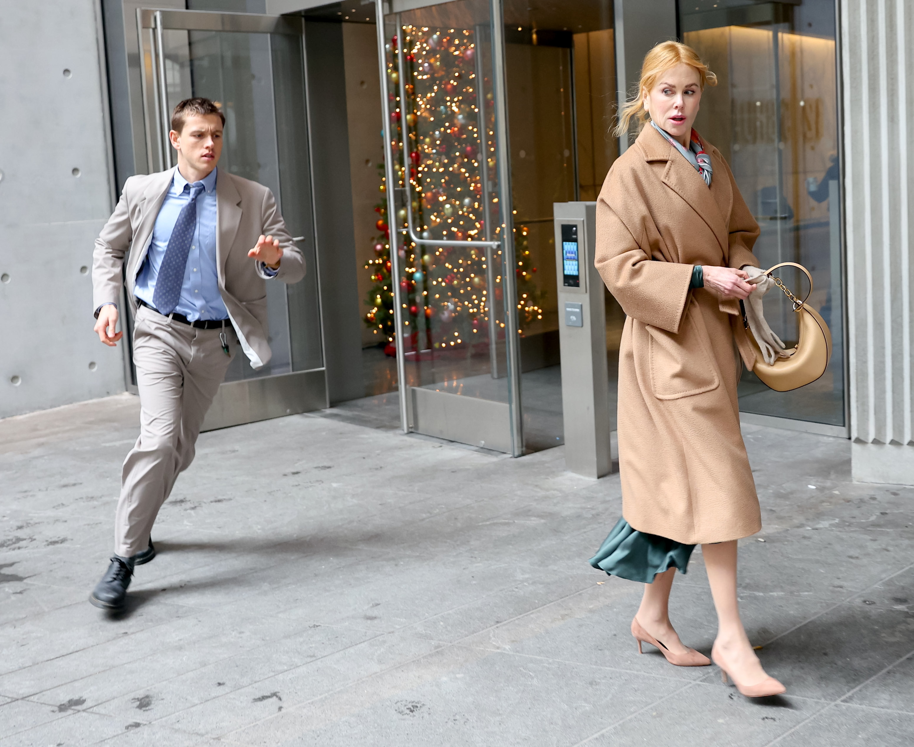 Nicole Kidman y Harris Dickinson son vistos rodando en el set de rodaje de la película "Babygirl" el 11 de diciembre de 2023, en Nueva York. | Fuente: Getty Images