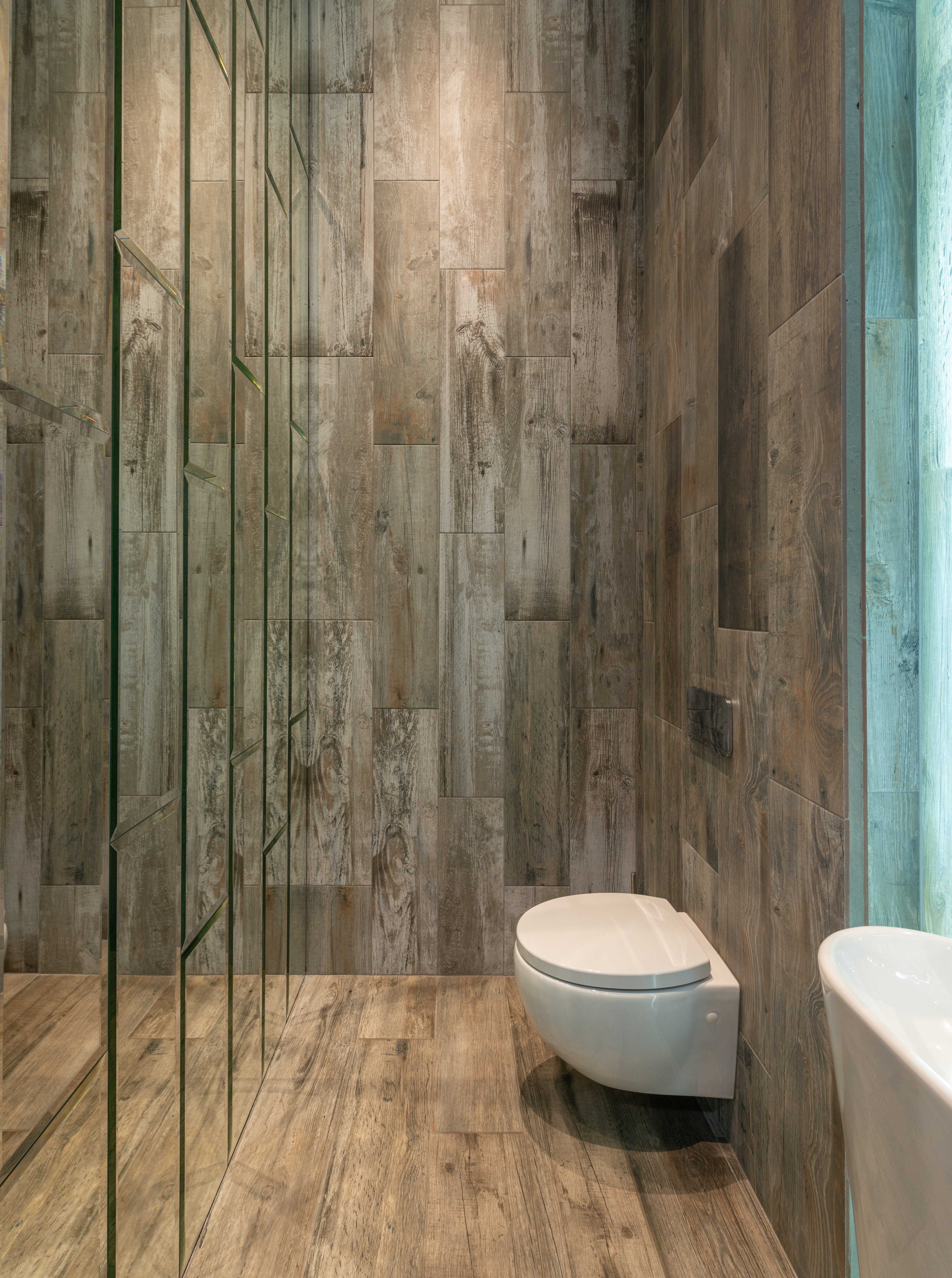 Cuarto de baño moderno con paneles de madera en las paredes. | Fuente: Pexels