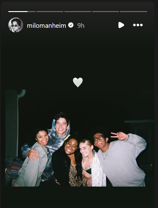Milo Manheim ha compartido una foto de grupo de hace tiempo con Carla Jeffery y unos amigos, en la que se ve un momento de relax lejos del plató de "Zombies" mientras recuerda a su fallecida compañera de reparto. | Fuente: Instagram/milomanheim