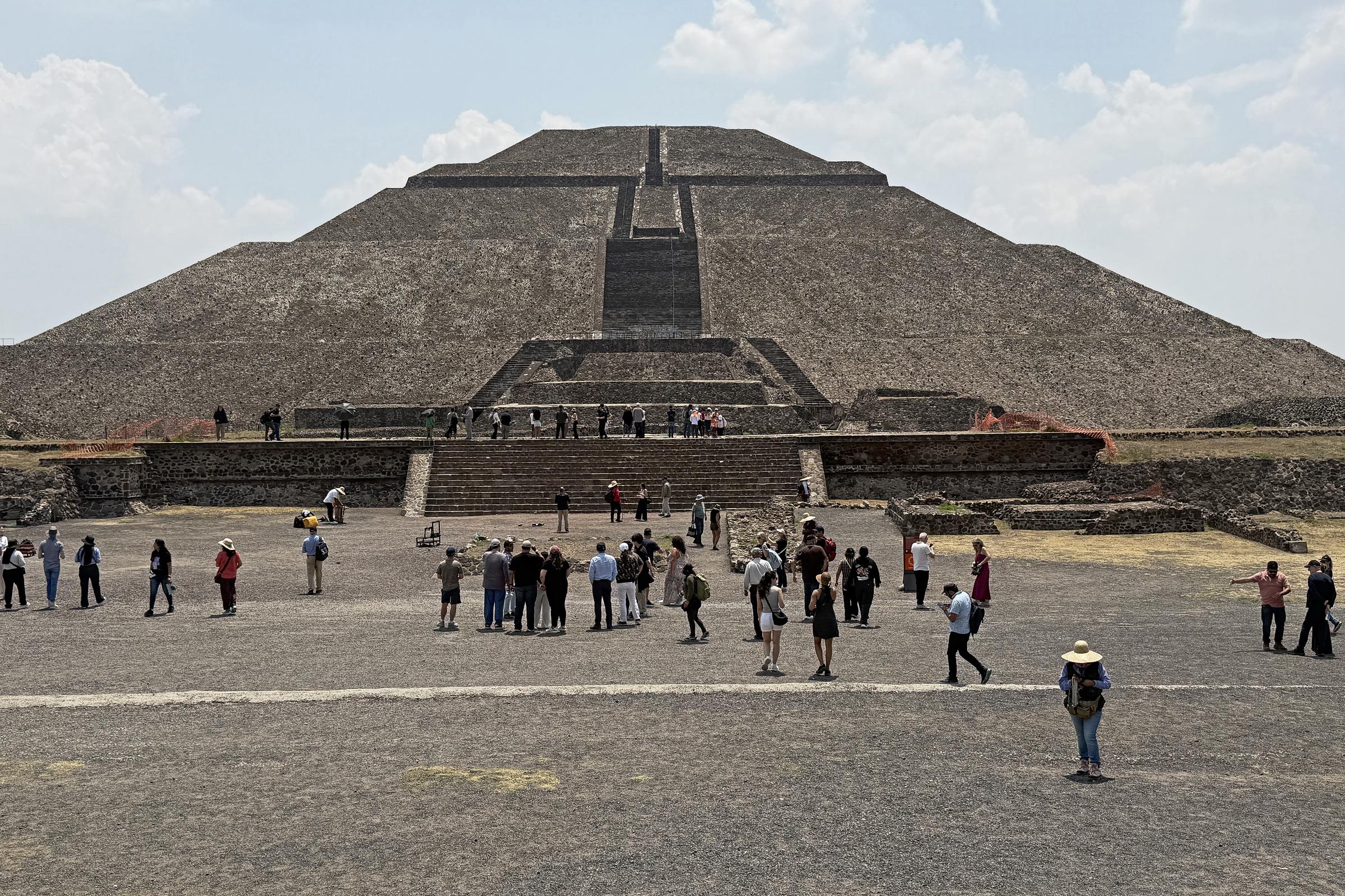 Turistas visitan la zona arqueológica de Teotihuacán en Teotihuacán, Estado de México, el 22 de abril de 2026. | Fuente: Getty Images.