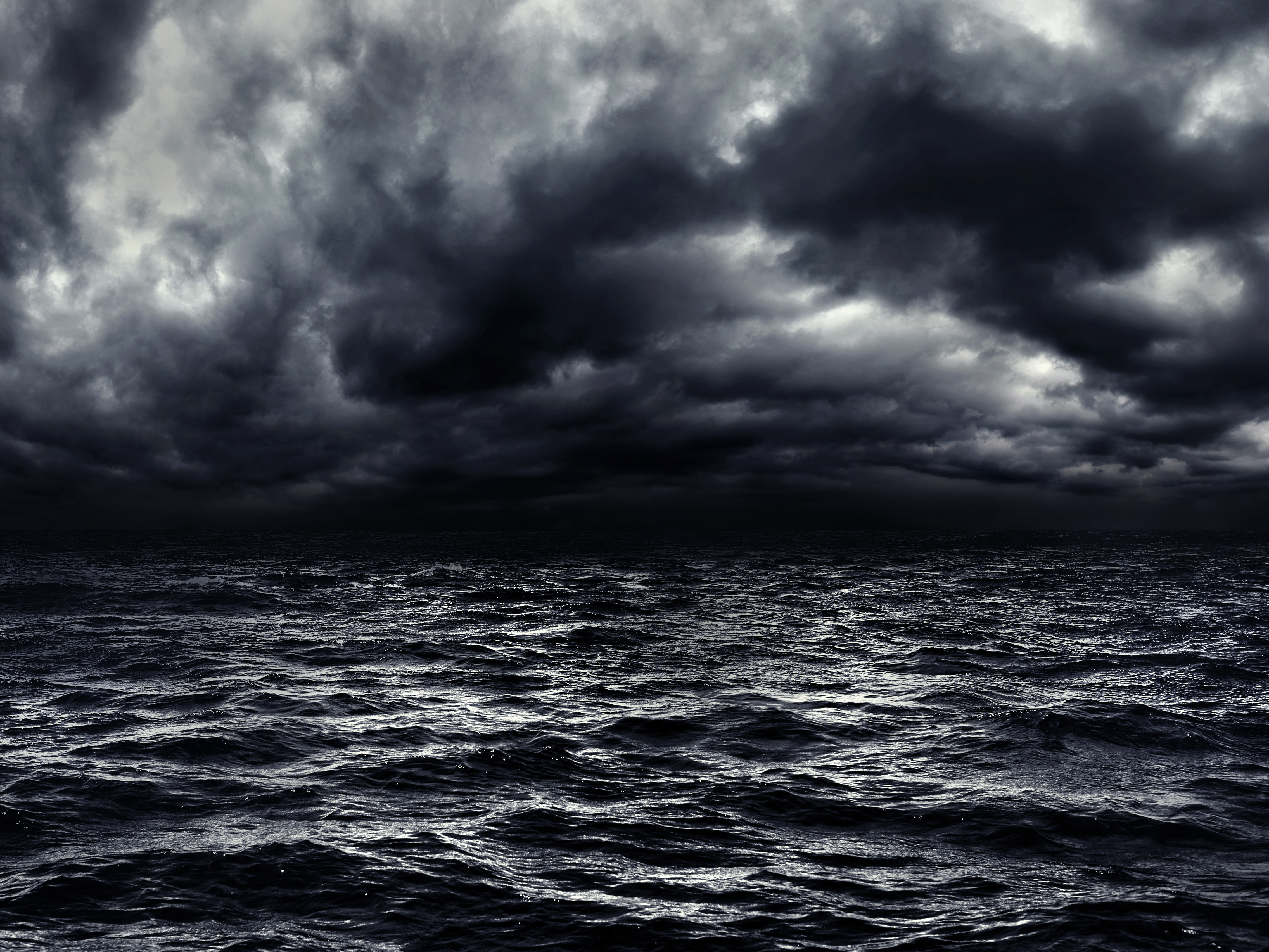 Oscuro mar tormentoso con un dramático cielo nublado. | Fuente: Shutterstock