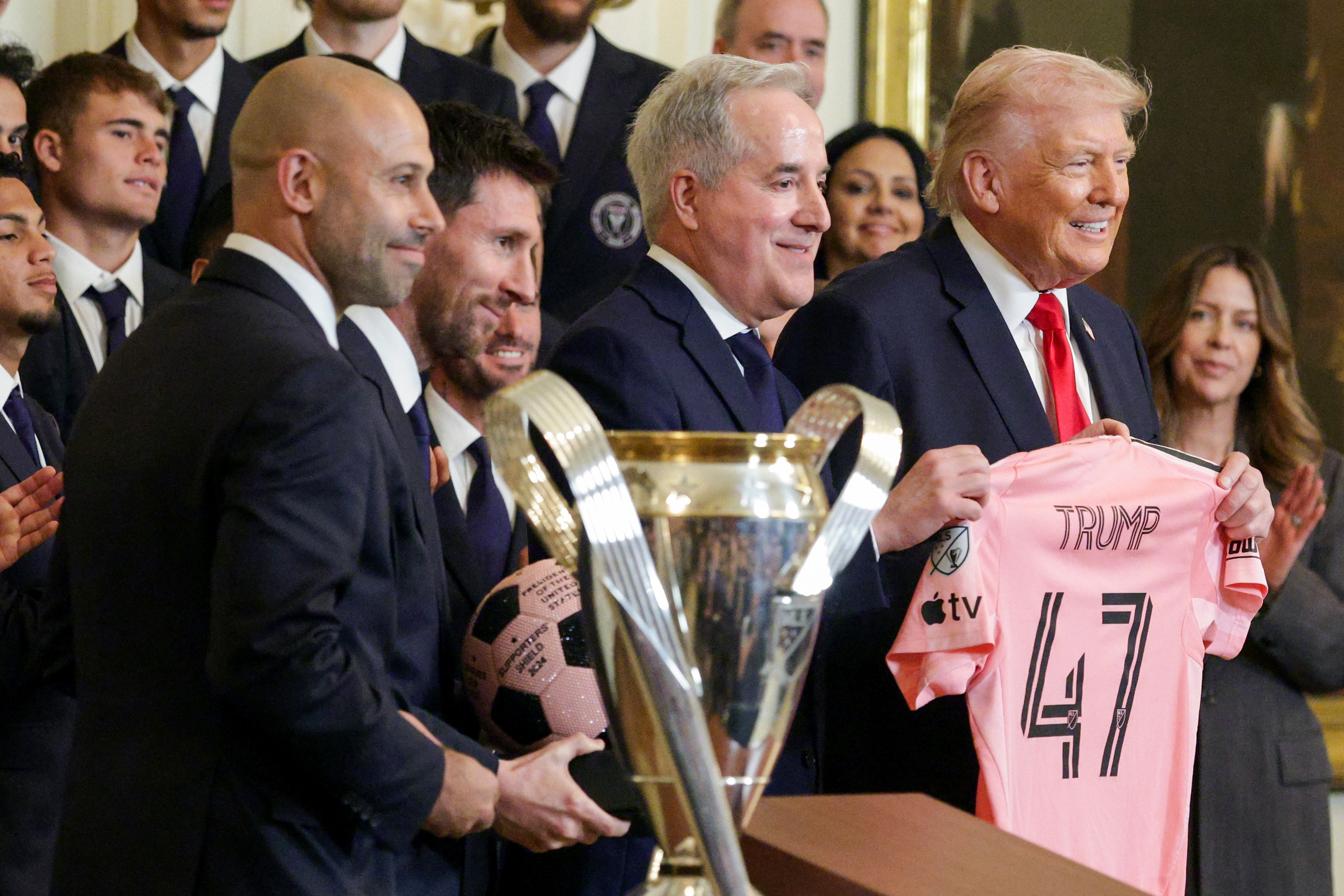 El entrenador Javier Mascherano, Lionel Messi, el director ejecutivo y propietario del Inter Miami CF, Jorge Mas, y el presidente de Estados Unidos, Donald Trump, posan durante un evento en honor al Inter Miami CF, campeón de la Copa MLS 2025, en el Salón Este de la Casa Blanca el 5 de marzo de 2026 en Washington, D.C. | Fuente: Getty Images