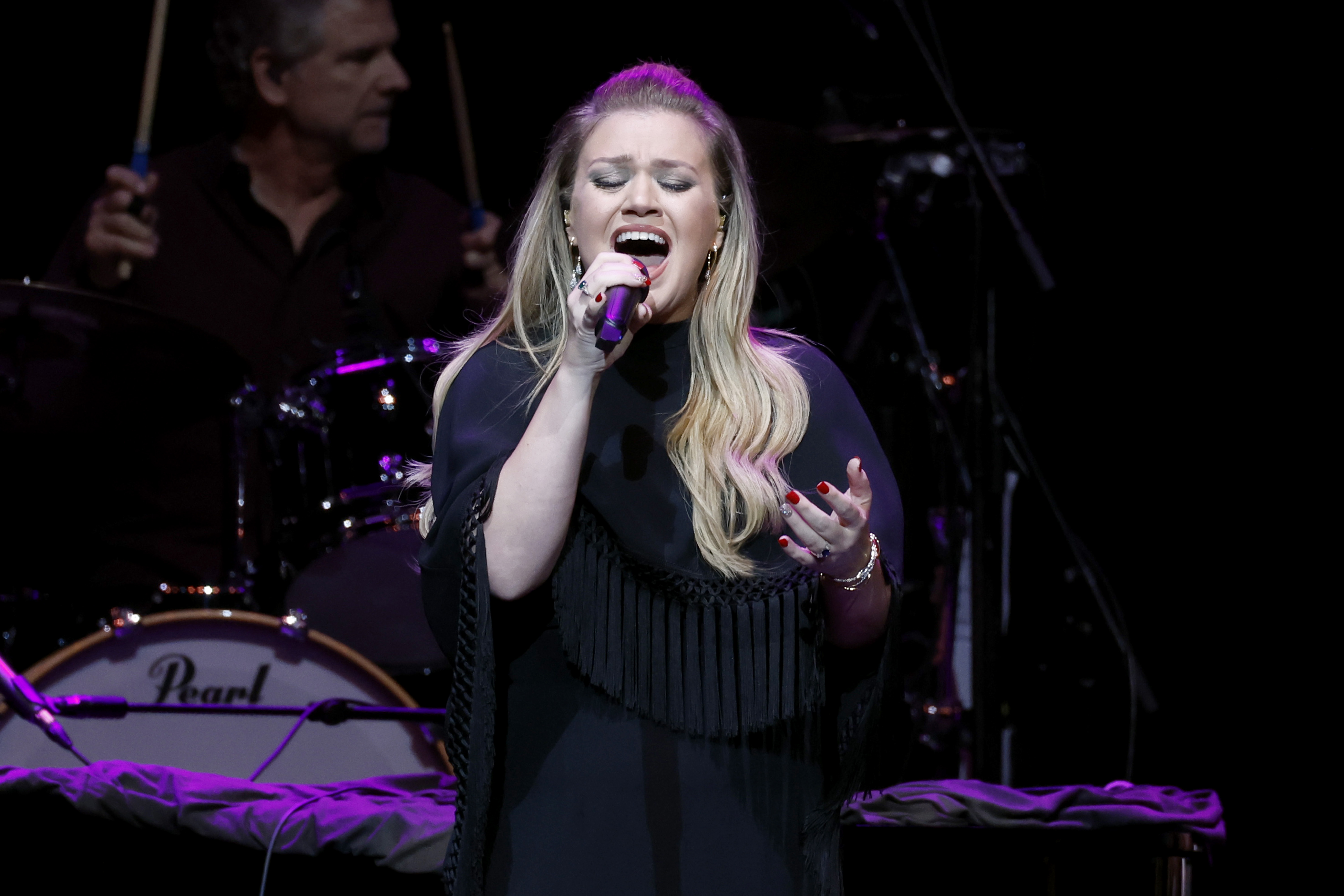Kelly Clarkson actuando en el último concierto de Ronnie Milsap en Nashville el 3 de octubre de 2023, en Nashville, Tennessee. | Fuente: Getty Images
