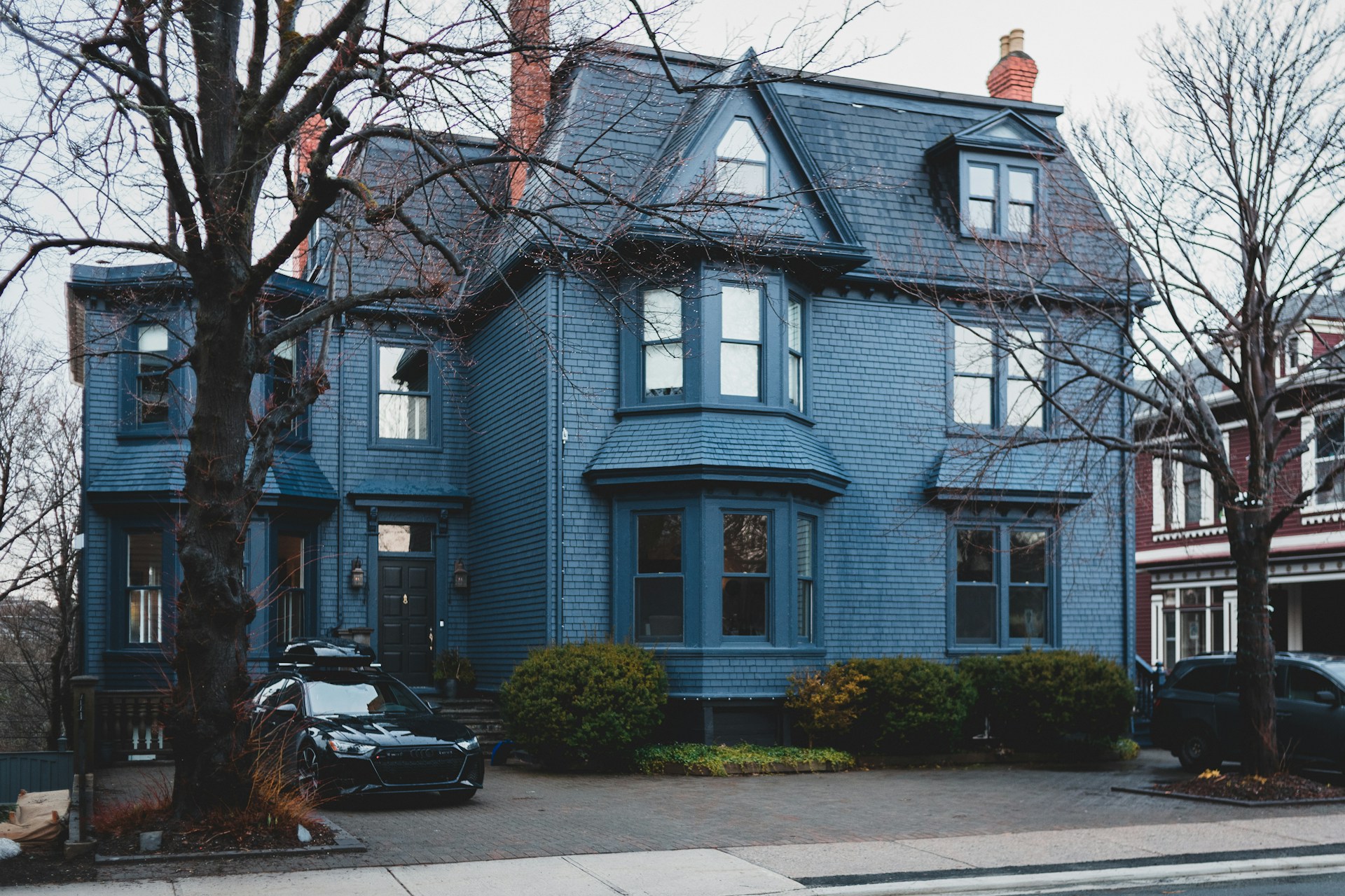 Un automóvil negro aparcado delante de una casa | Fuente: Unsplash