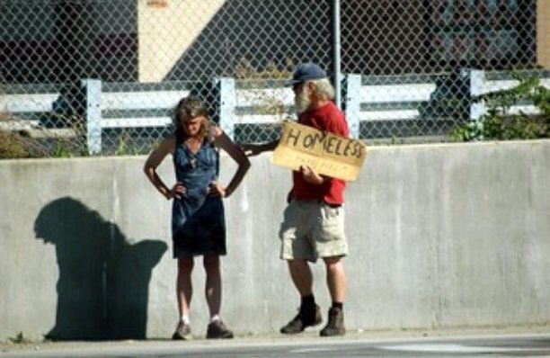 Pareja de ancianos sin hogar. | Flickr