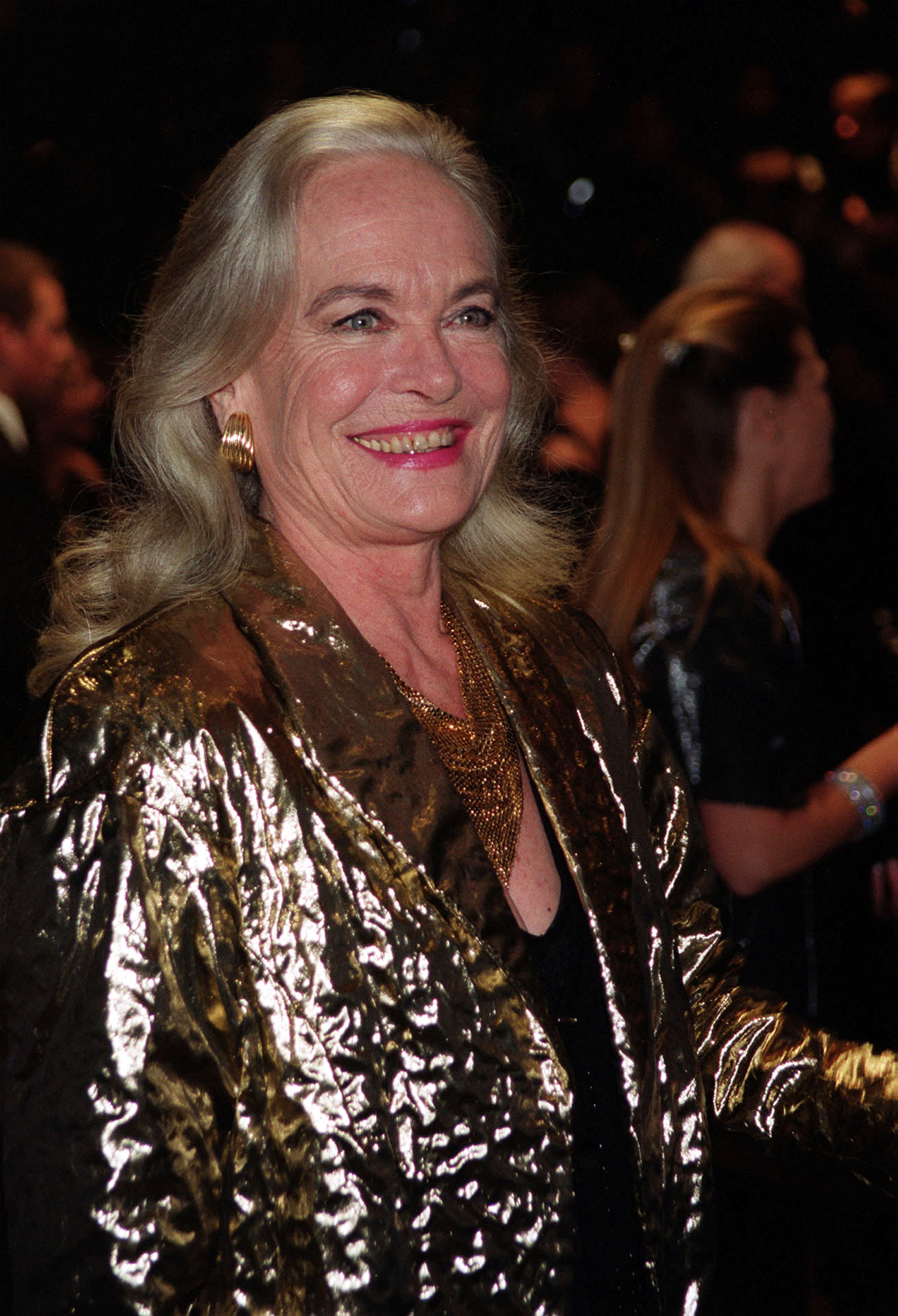 Shirley Eaton llega al estreno benéfico europeo de la película de James Bond "The World Is Not Enough" en Londres, el 22 de noviembre de 1999. | Fuente: Getty Images