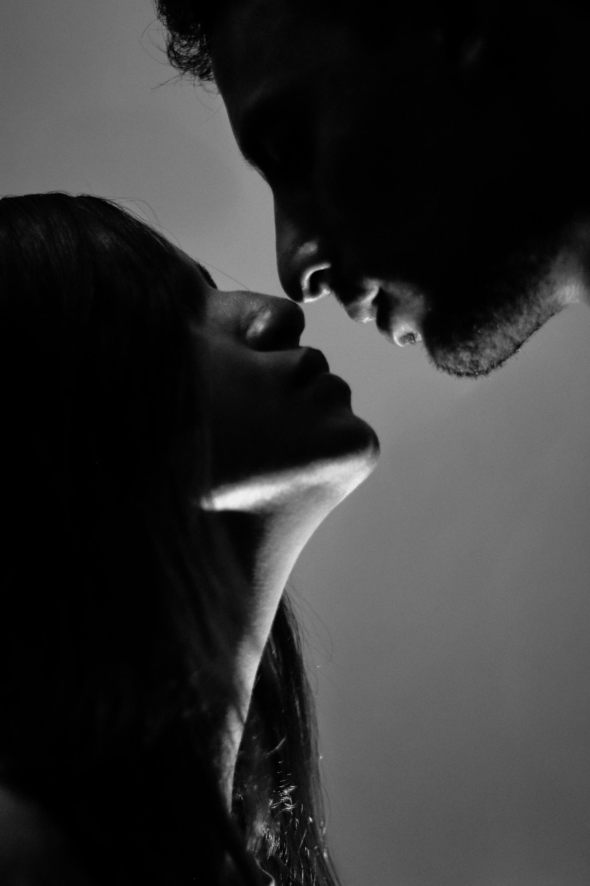 Una pareja a punto de besarse | Fuente: Pexels