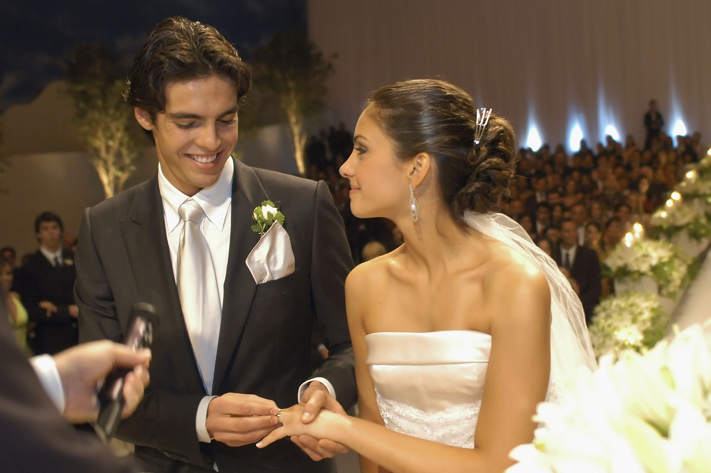 La estrella del fútbol brasileño Kaká (nombre real Ricardo Izecson dos Santos Leite), posa con Caroline Celico durante su boda el 23 de diciembre de 2005 en Sao Paulo, Brasil. | Fuente: Getty Images