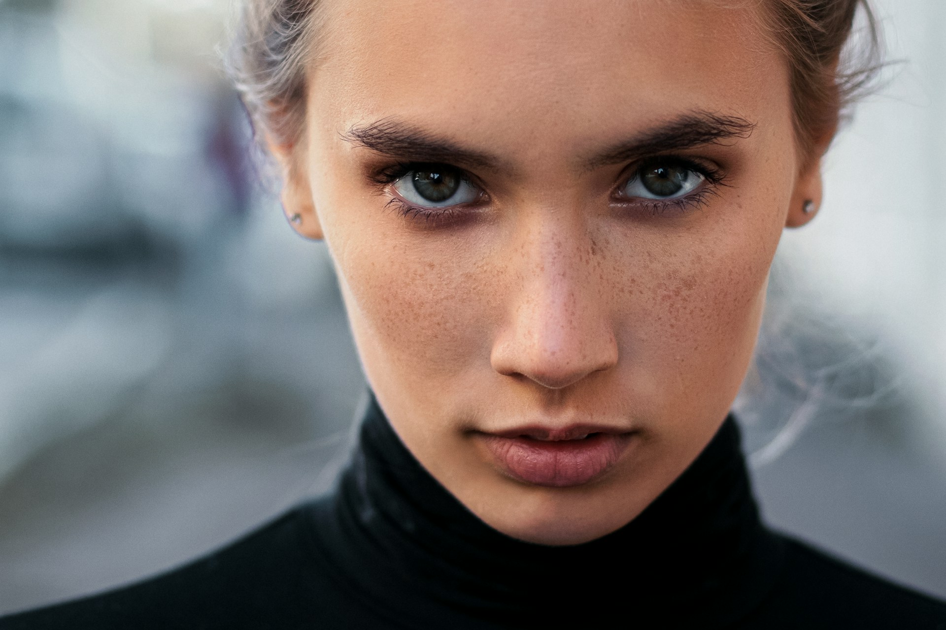 Una mujer mirando fijamente a alguien | Fuente: Unsplash