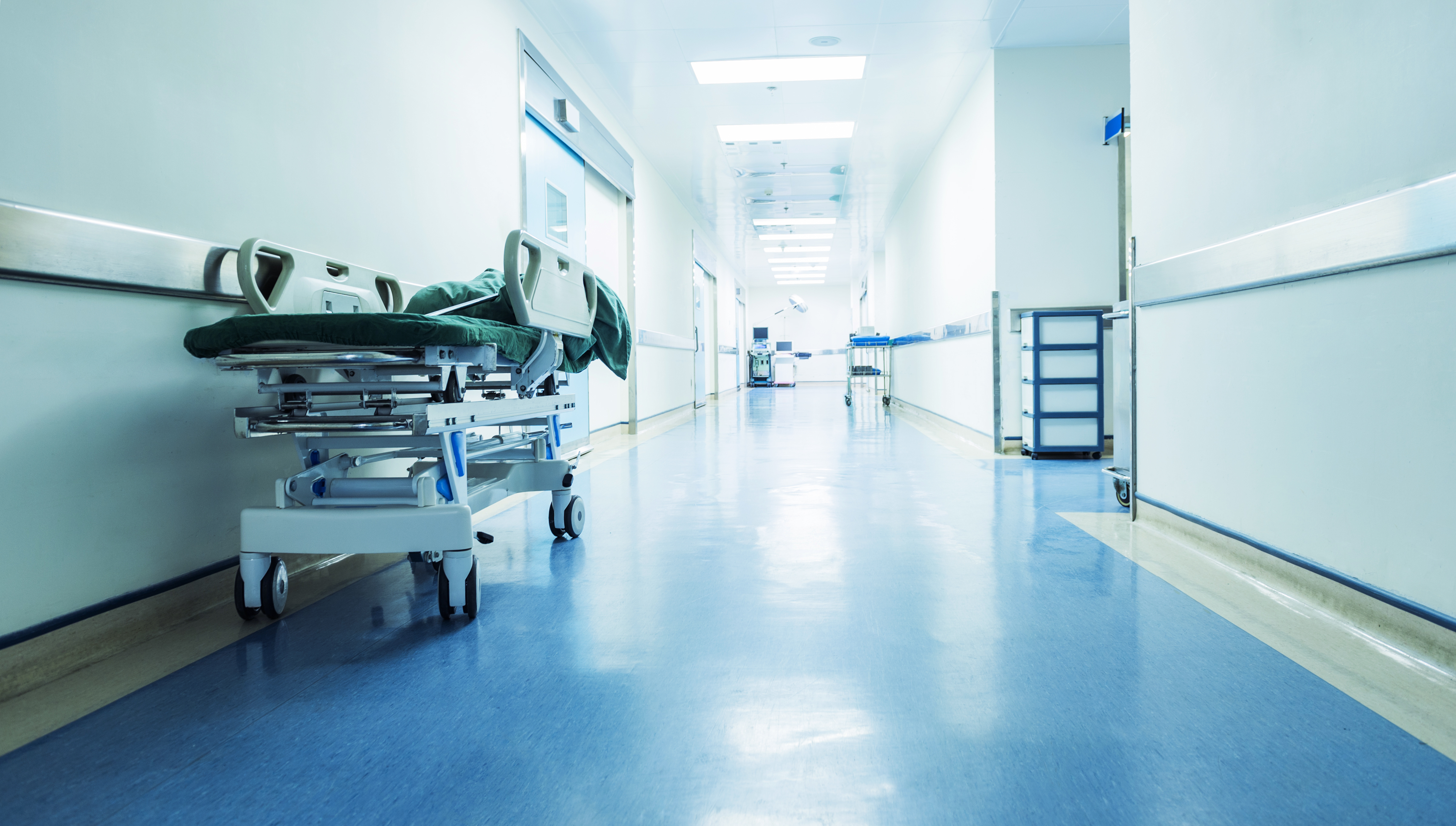 Pasillo de hospital vacío. | Fuente: Shutterstock