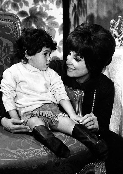 la actriz argentina Irma Roy (nacida Irma Gugliermo, 1932–2016) junto a su hija de dos años (y futura actriz) Carolina Papaleo, durante una entrevista en Buenos Aires, Argentina, el 30 de abril de 1971 | Fuente: Getty Images