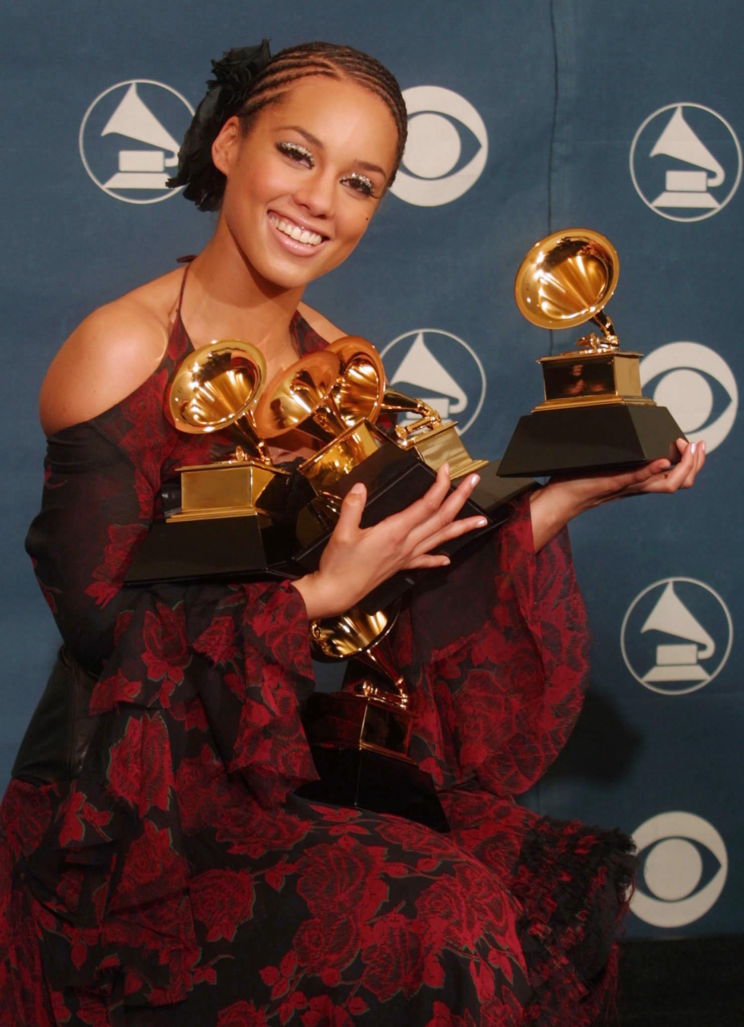 Alicia Keys posando con sus premios Grammy en la 44 edición de los Premios Grammy en Los Ángeles, California, el 27 de febrero de 2002 | Fuente: Getty Images