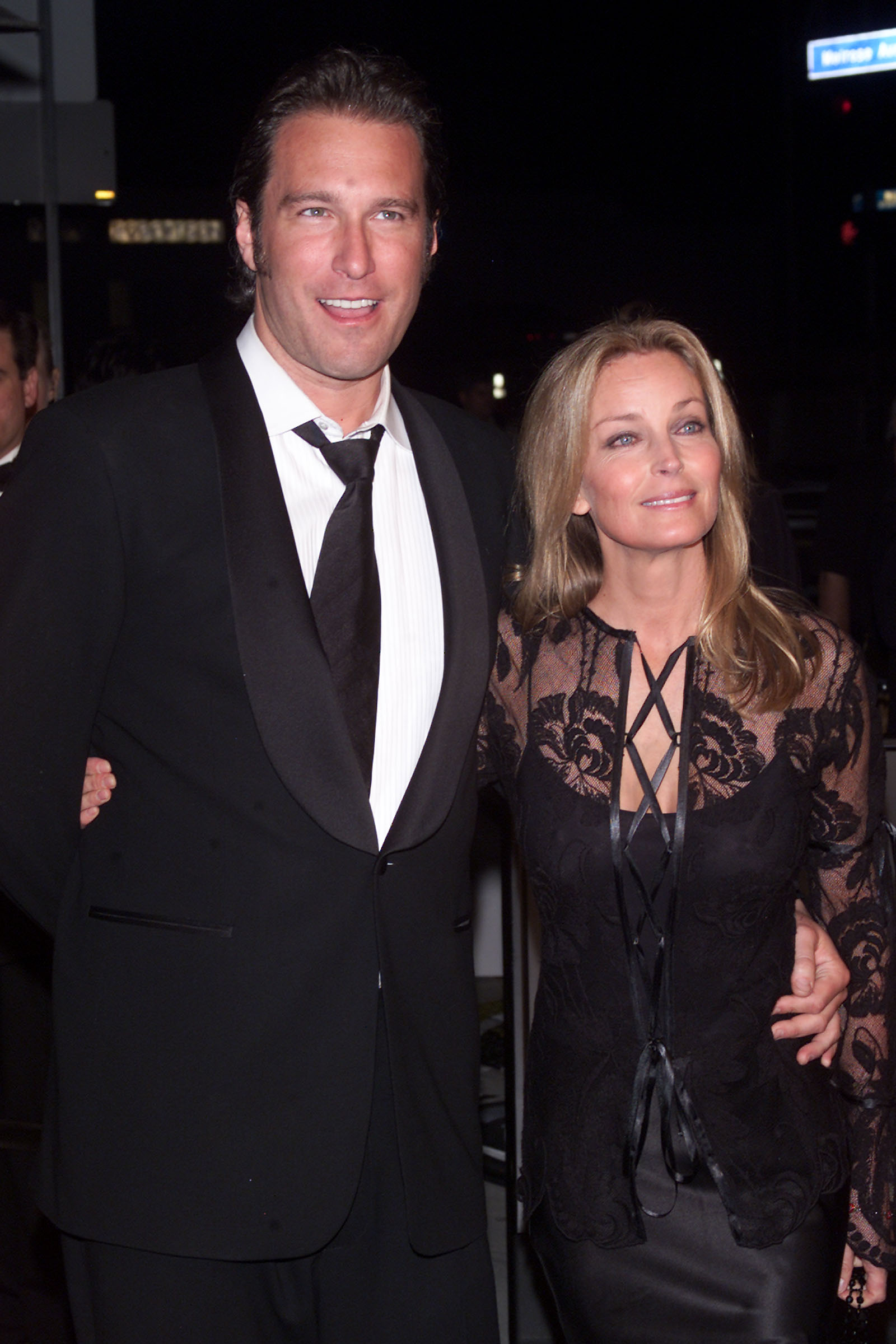 John Corbett y Bo Derek a su llegada a la fiesta de los Oscar de Vanity Fair el 24 de marzo de 2002, en Los Ángeles, California. | Fuente: Getty Images