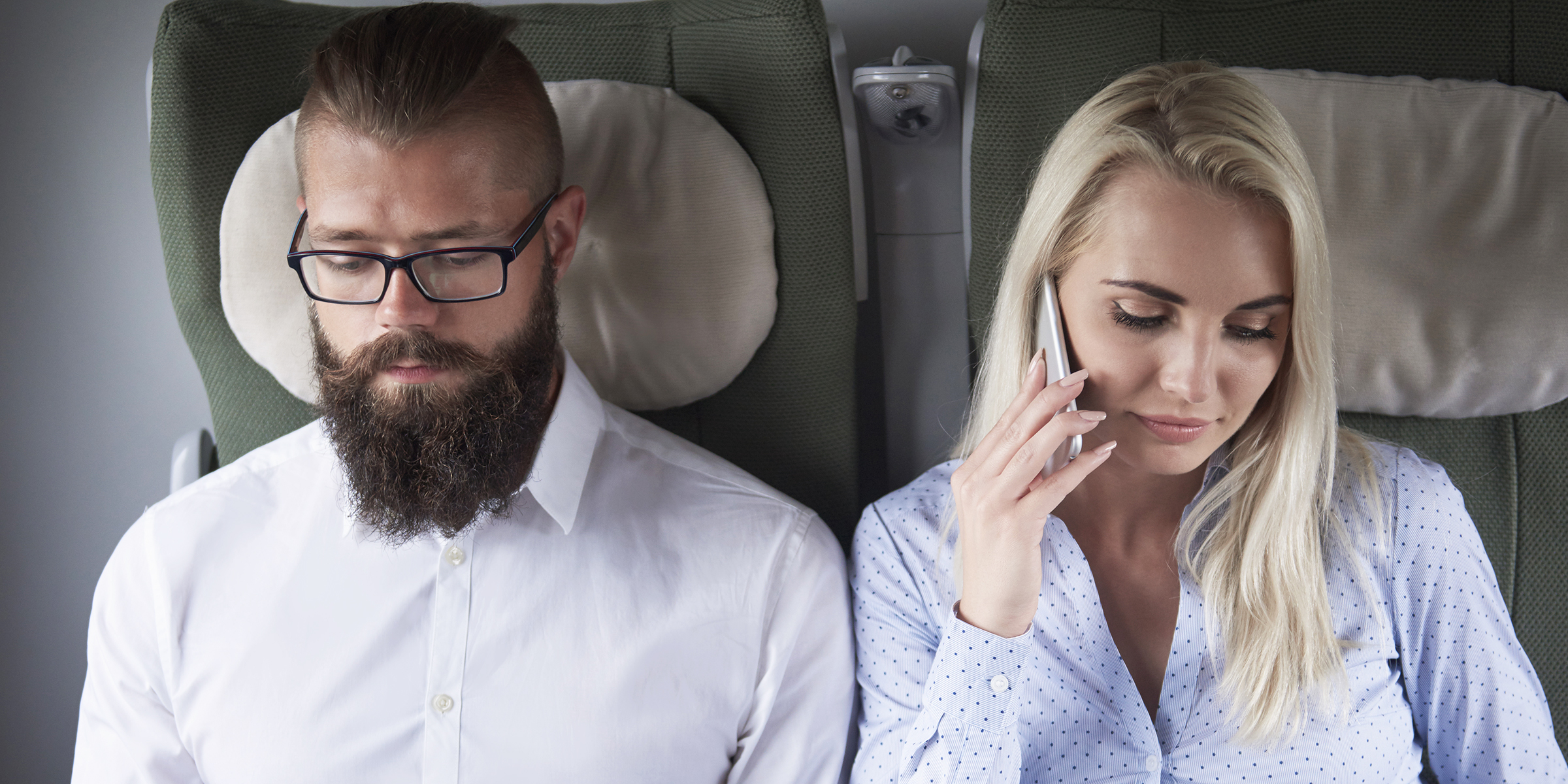 Dos personas sentadas en un avión | Fuente: Shutterstock