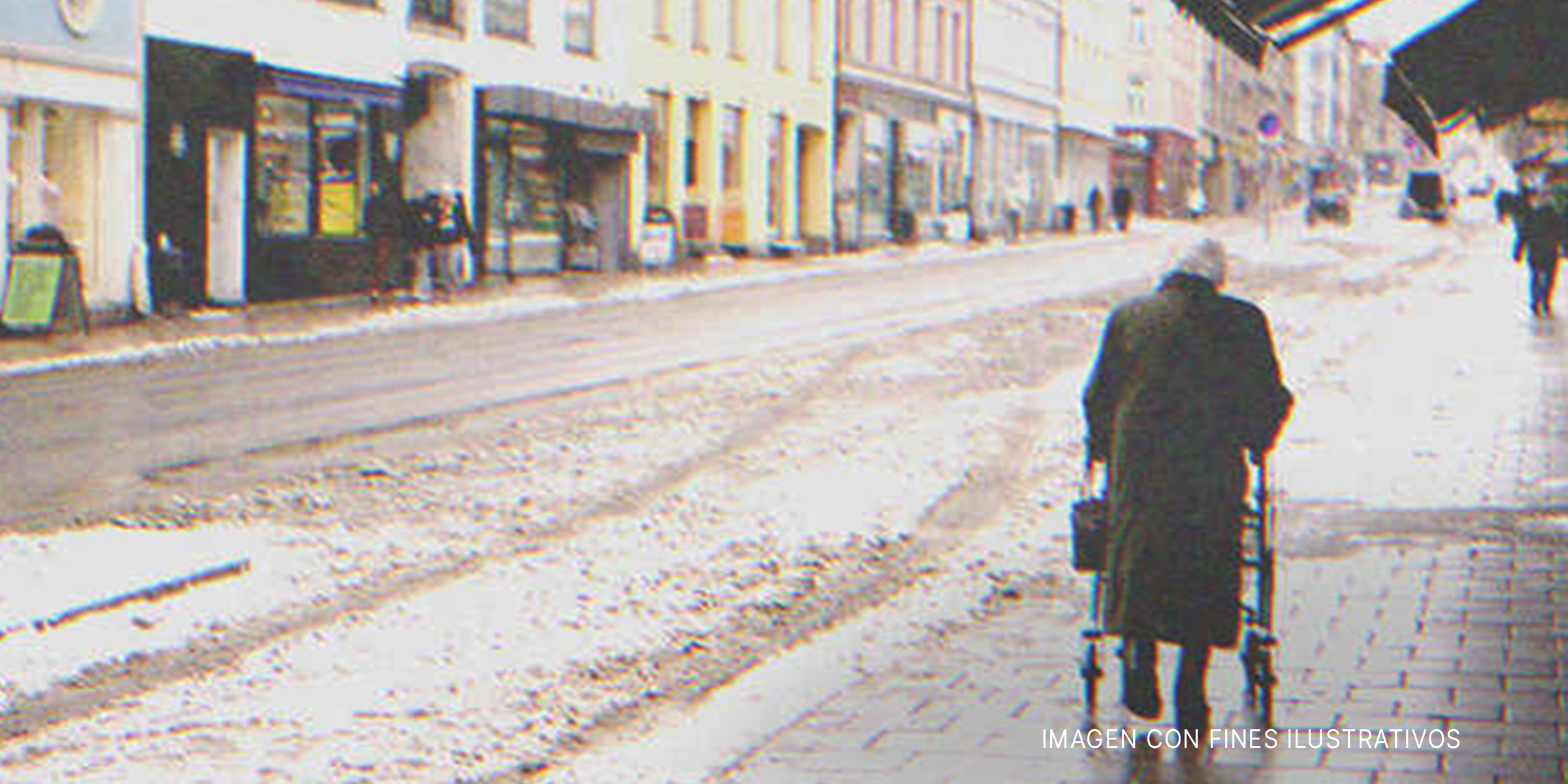 Anciana caminando con una andadera por una acera. | Foto: Shutterstock