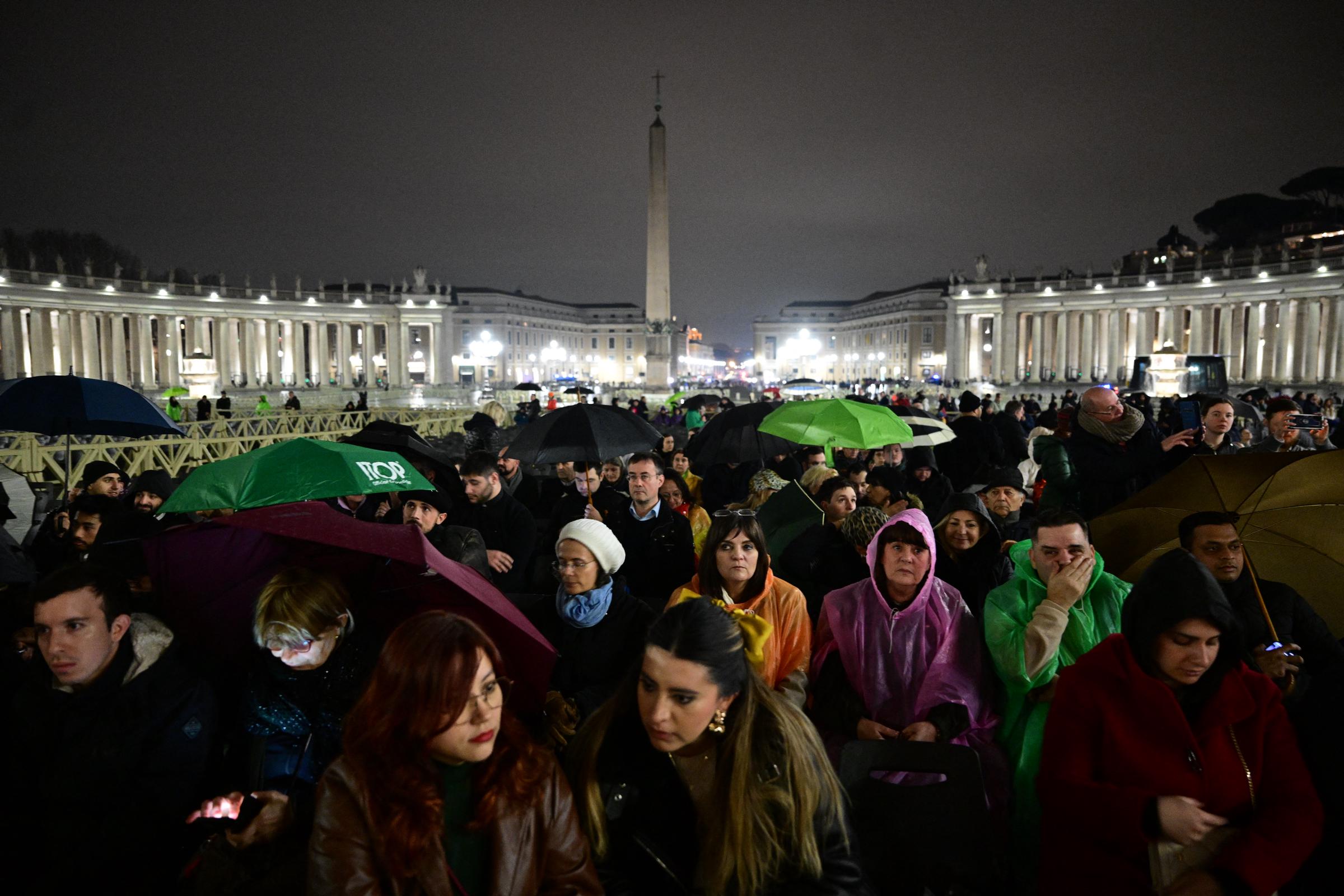 La gente se reúne en la basílica de San Pedro para asistir a una oración del Rosario por la salud del Papa Francisco que está hospitalizado con neumonía, en El Vaticano el 24 de febrero de 2025. | Fuente: Getty Images