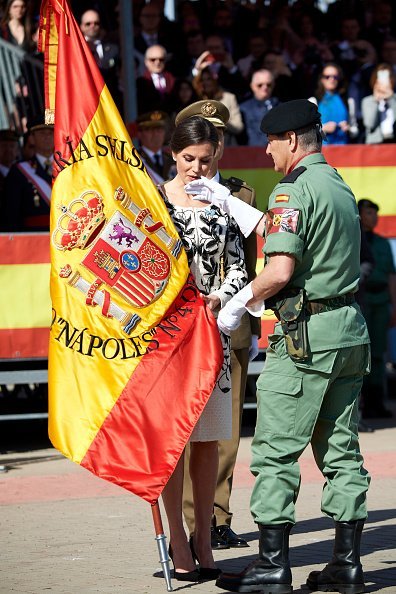 La reina Letizia hace entrega de la Bandera Nacional a los paracaidistas del Regimiento de Caballería de Infantería 'Nápoles'. Fuente: Getty Images
