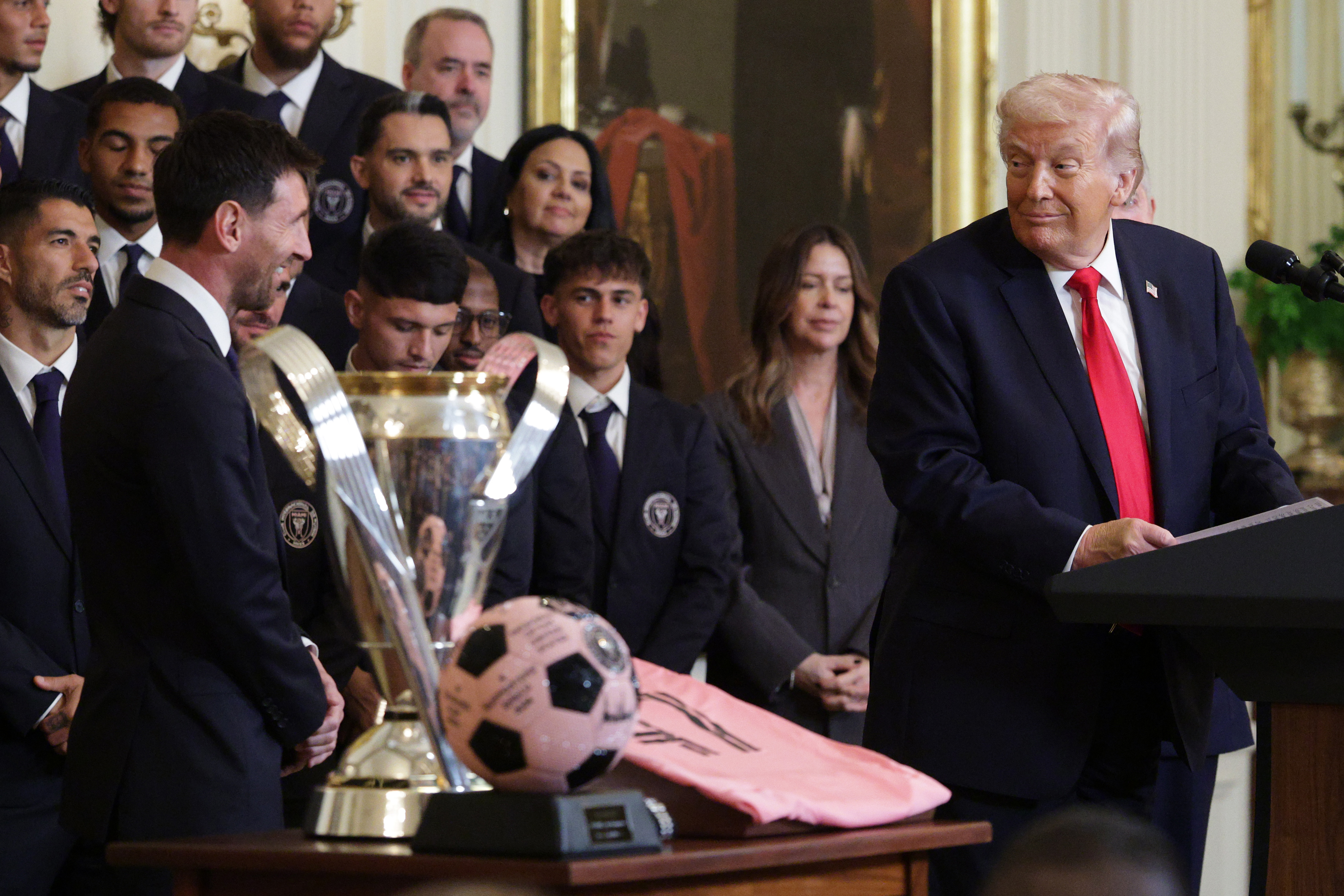 Lionel Messi del Inter Miami CF observa al presidente de Estados Unidos, Donald Trump, durante un evento en honor al Inter Miami CF, campeón de la Copa MLS 2025, en el Salón Este de la Casa Blanca el 5 de marzo de 2026 en Washington, D.C. | Fuente: Getty Images