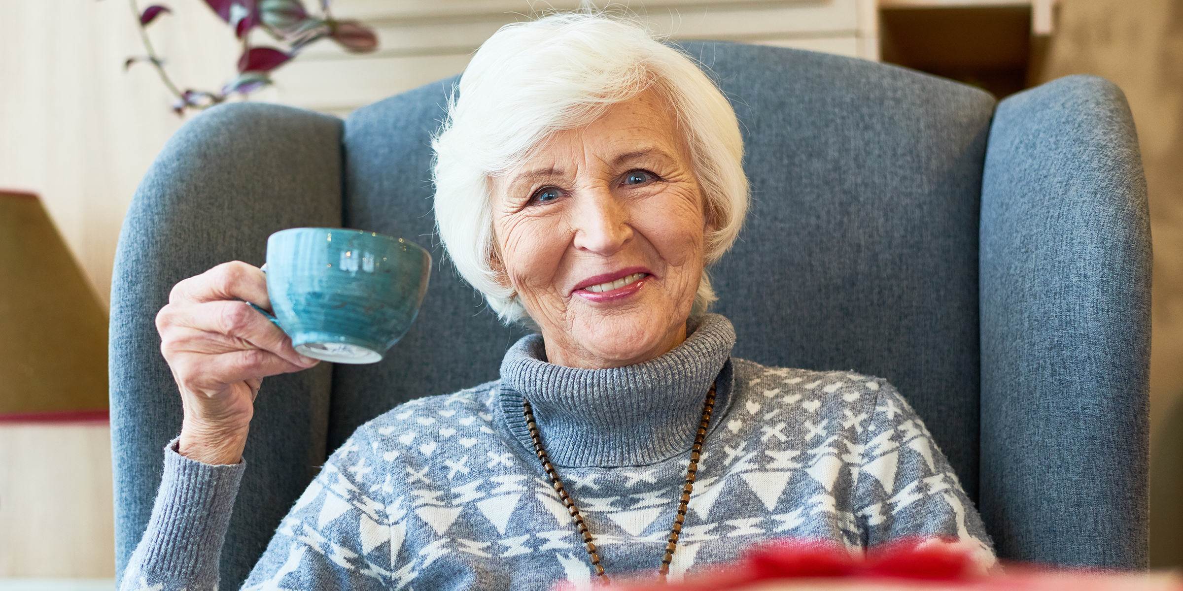 Una mujer mayor tomando una bebida | Fuente: Shutterstock