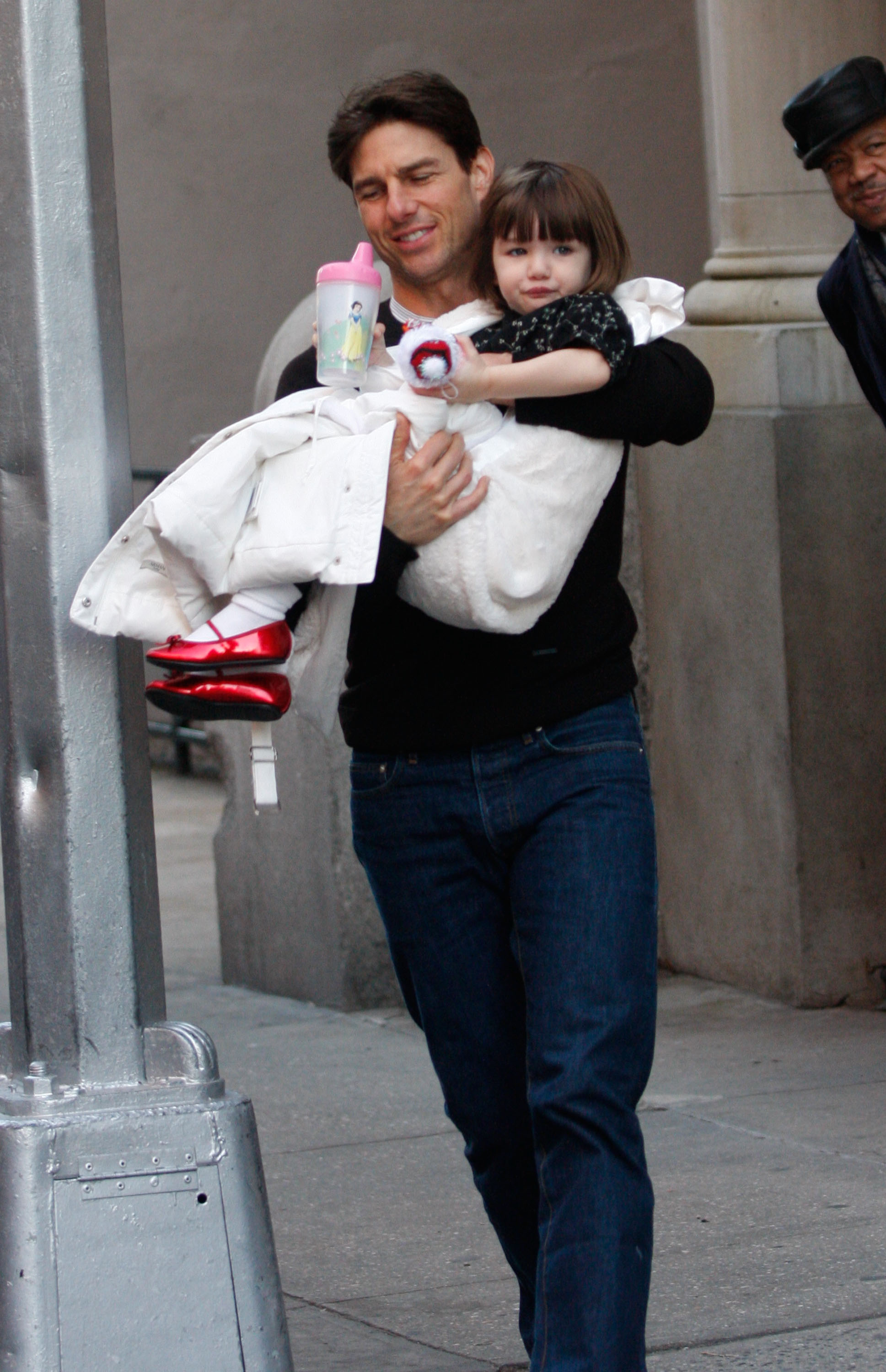 Tom Cruise y Suri en las calles de Manhattan en Nueva York, el 3 de diciembre de 2008 | Foto: Getty Images