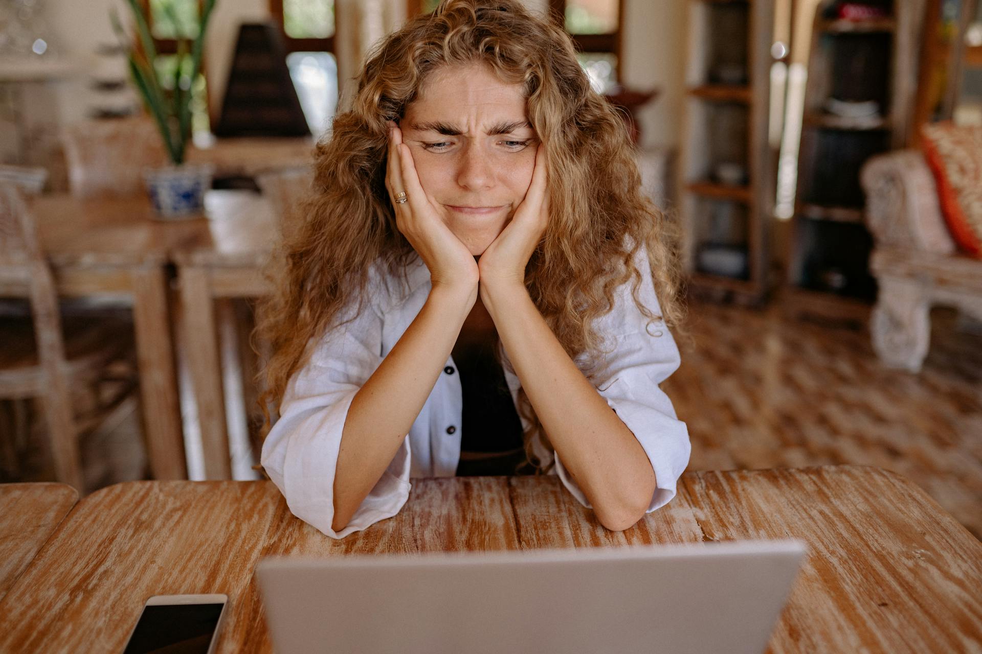 Una mujer usando su portátil | Fuente: Pexels