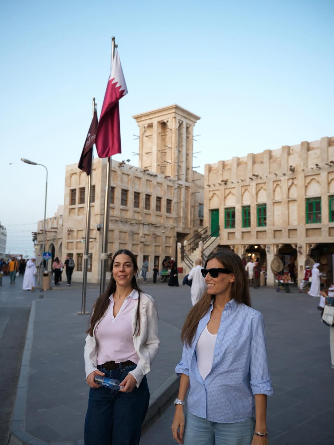 Ana Boyer junto a su amiga, Lucía Domínguez Vega-Penichet, en los zocos de la ciudad de Doha, Catar | Fuente: Instagram/anaboyer