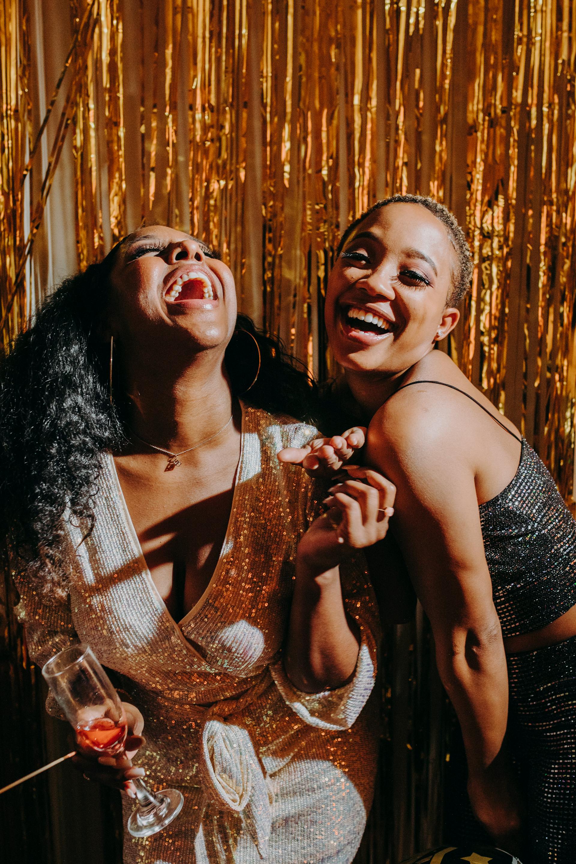 Dos mujeres riendo | Fuente: Pexels