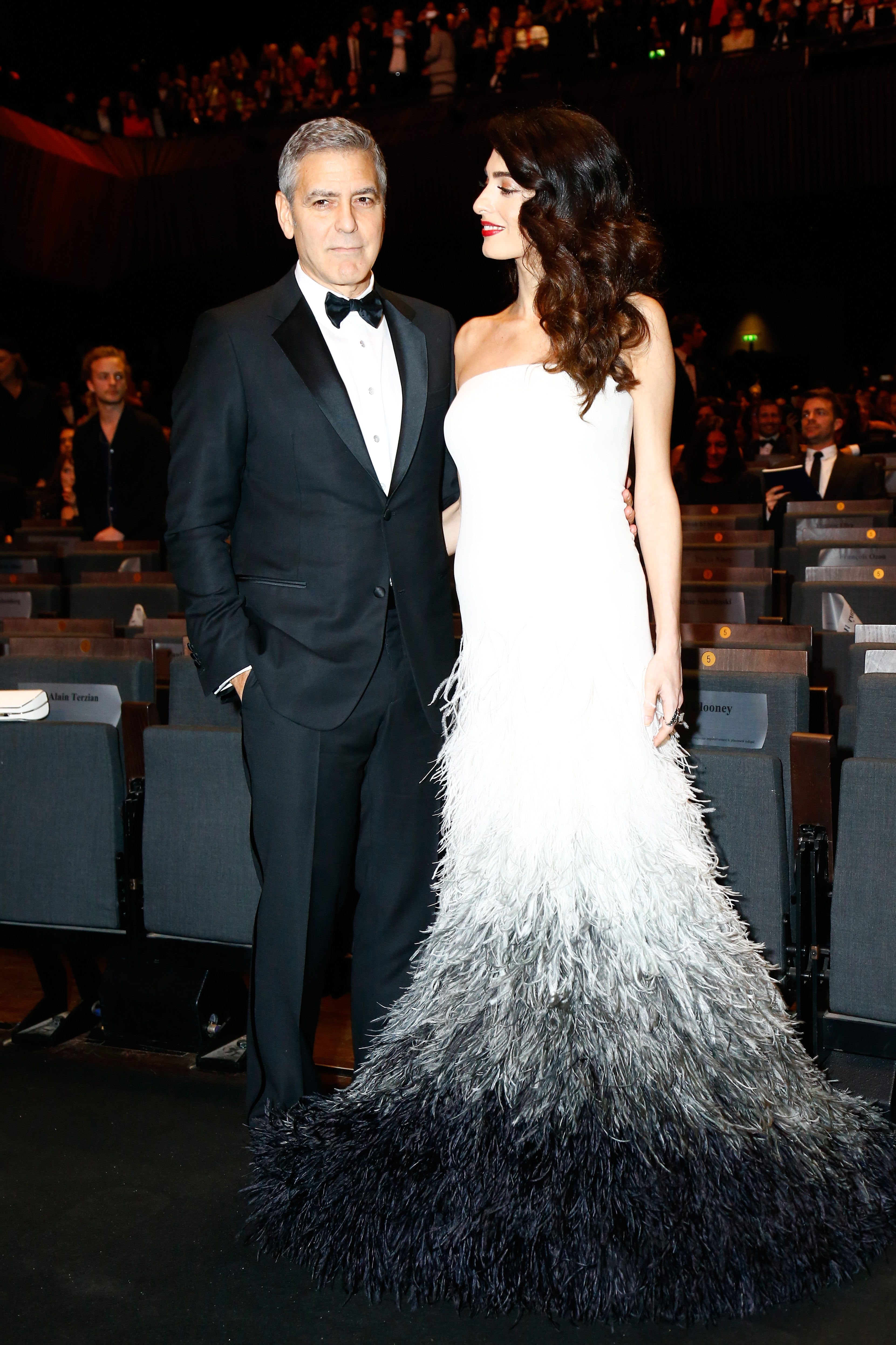 George y Amal Clooney durante la Ceremonia de los Premios César de Cine en la Sala Pleyel de París, Francia, el 24 de febrero de 2017 | Fuente: Getty Images