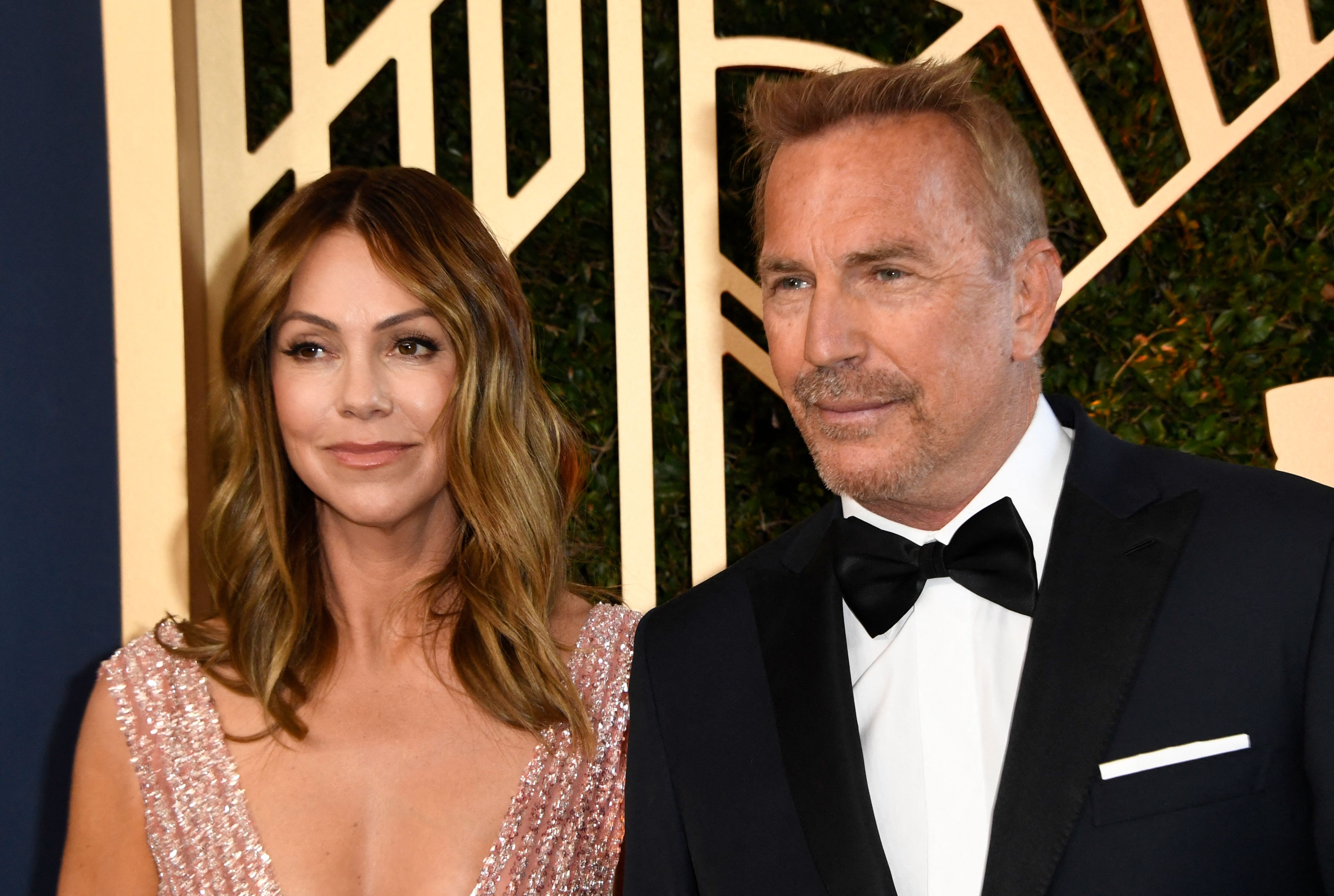 Christine Baumgartner y Kevin Costner llegan a la 28ª edición de los Premios Anuales del Sindicato de Actores (SAG) en Santa Mónica, California, el 27 de febrero de 2022. | Fuente: Getty Images