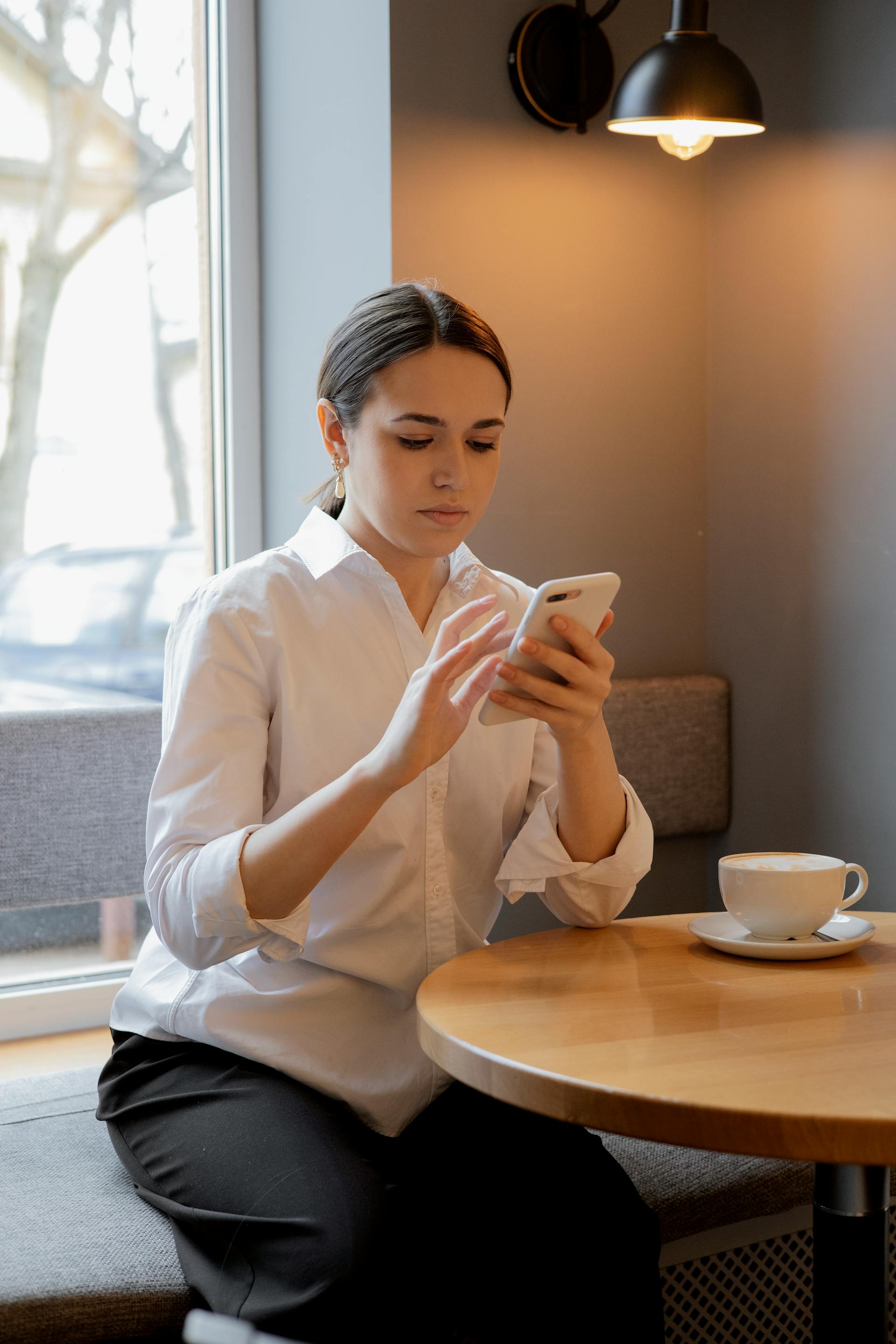 Una mujer hablando por teléfono | Fuente: Pexels