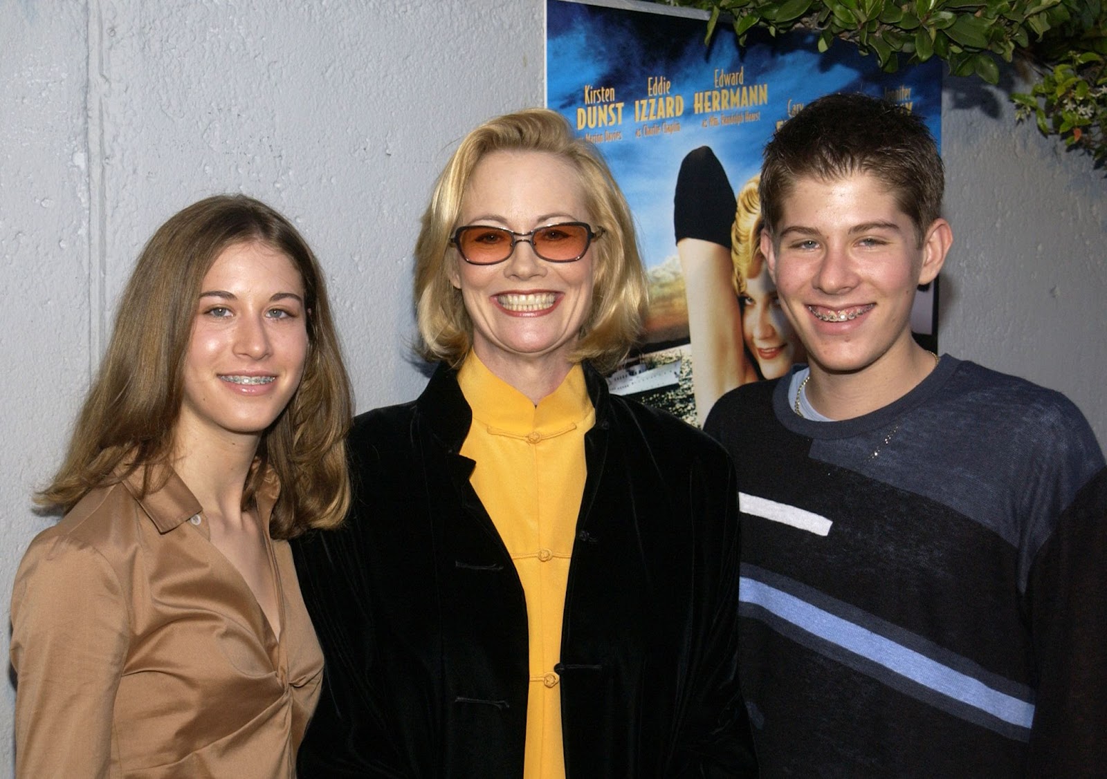 Cybill Shepherd con sus gemelos Molly y Cyrus Shepherd-Oppenheim en el estreno en Los Ángeles de "The Cat's Meow" Hollywood, California, en 2022 | Fuente: Getty Images