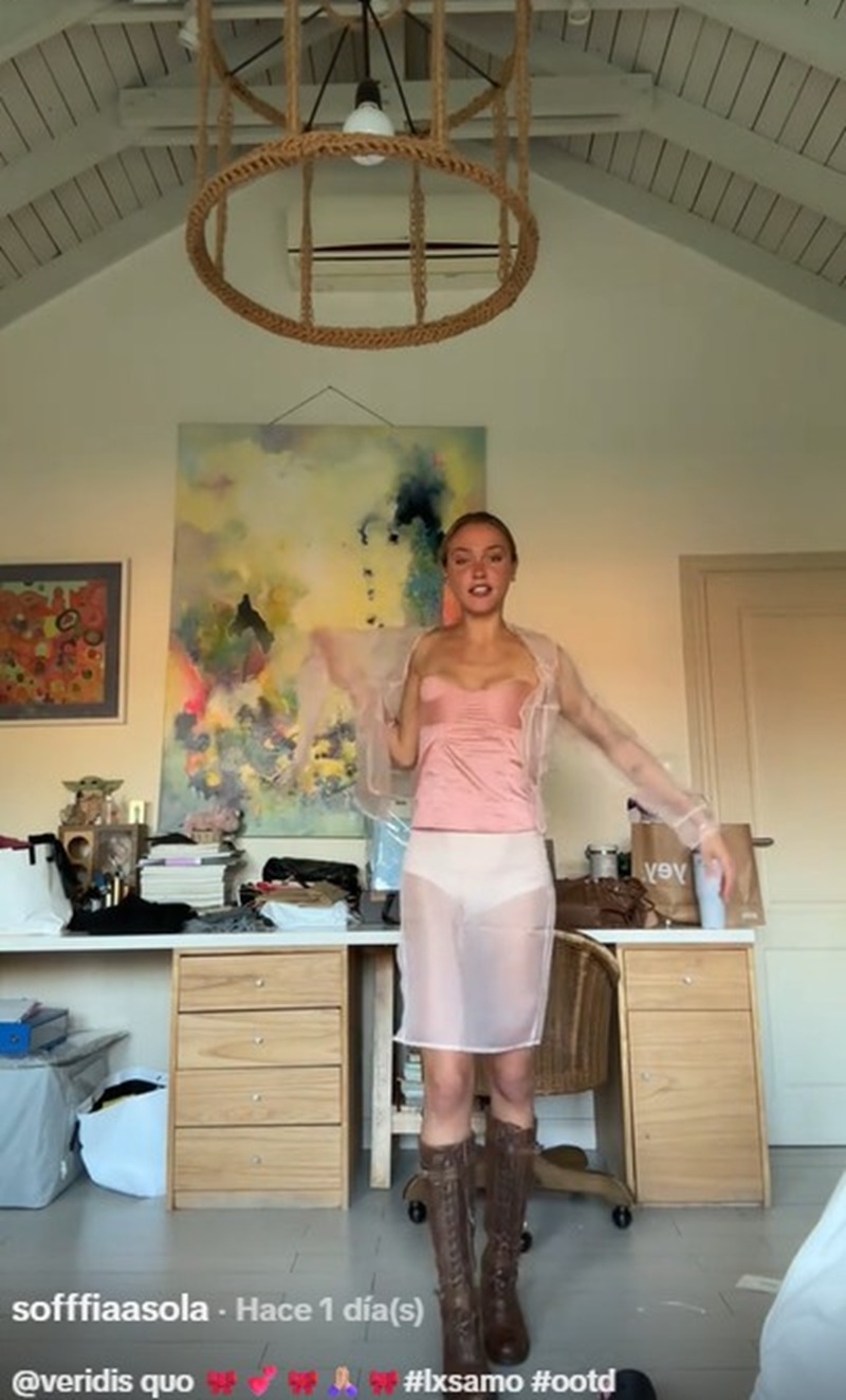 Sofía Sola mostrando su atuendo para asistir a un casamiento | Fuente: TikTok/sofffiaasola