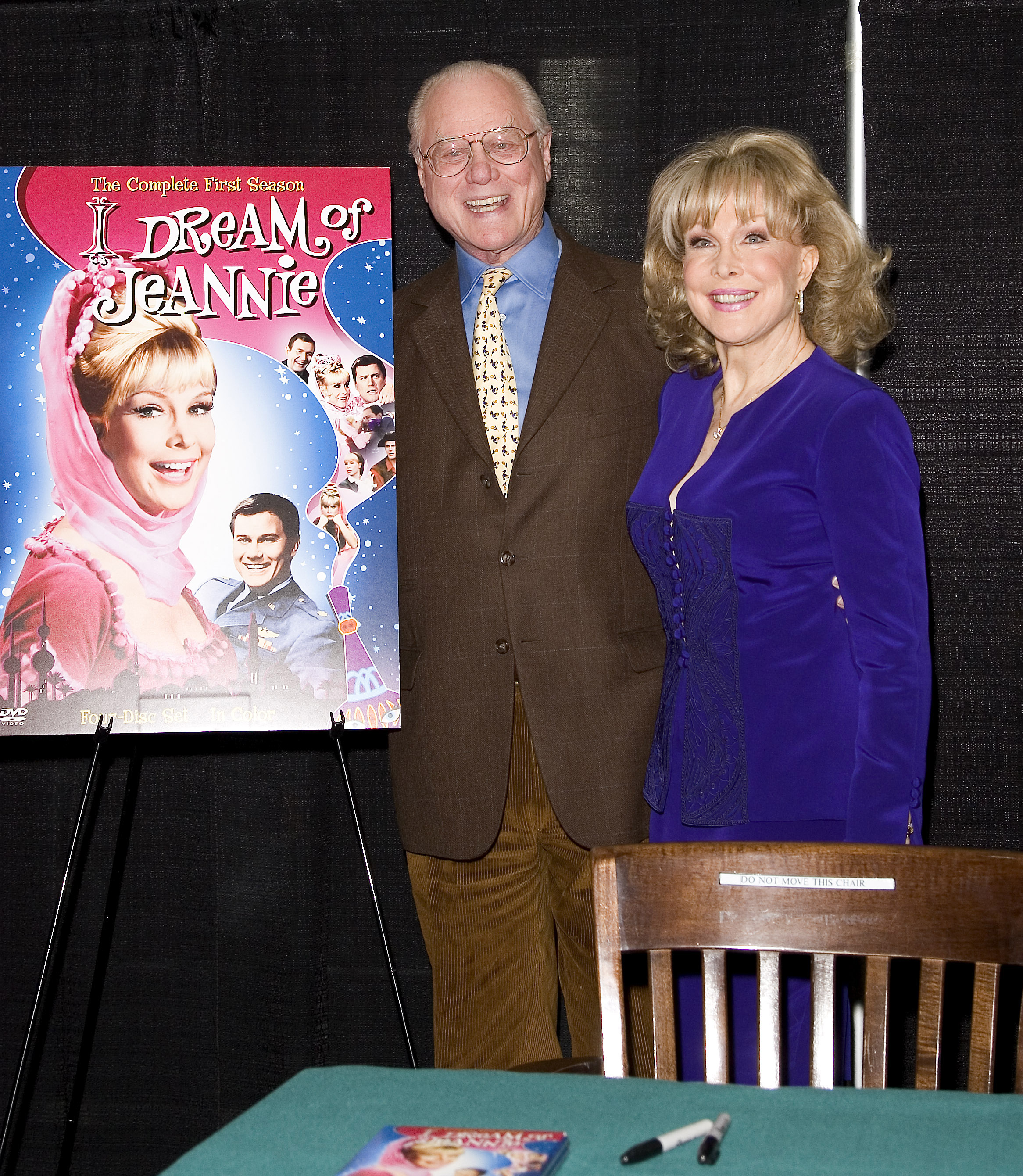 Larry Hagman y Barbara Eden firman DVDs de "I Dream of Jeannie" el 15 de marzo de 2005, en Barnes &amp; Noble, Nueva York. | Fuente: Getty Images