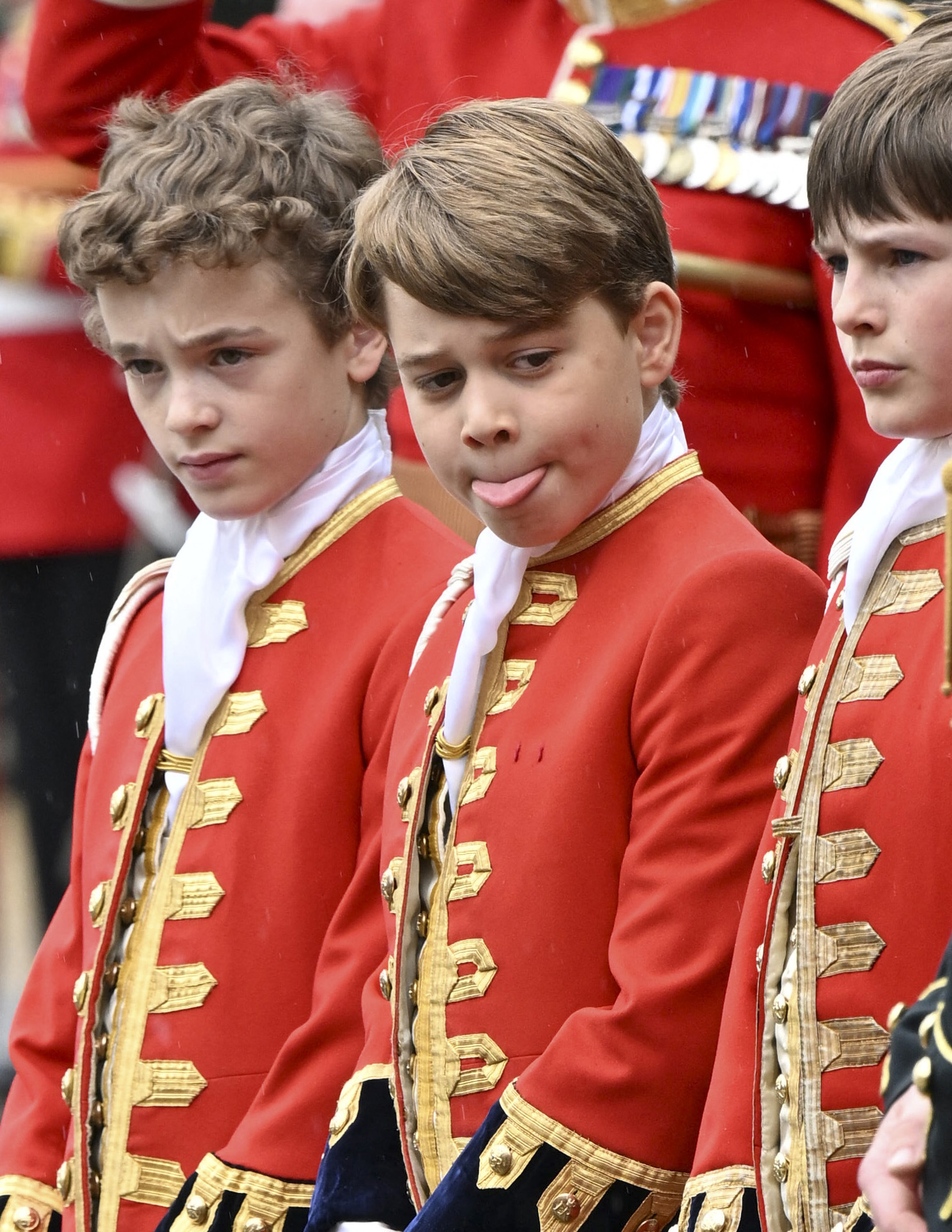 Paje de honor Ralph Tollemache, el príncipe George de Gales y lord Oliver Cholmondeley en el Palacio de Buckingham durante la Coronación del rey Charles III en Londres en 2023 | Foto: Getty Images