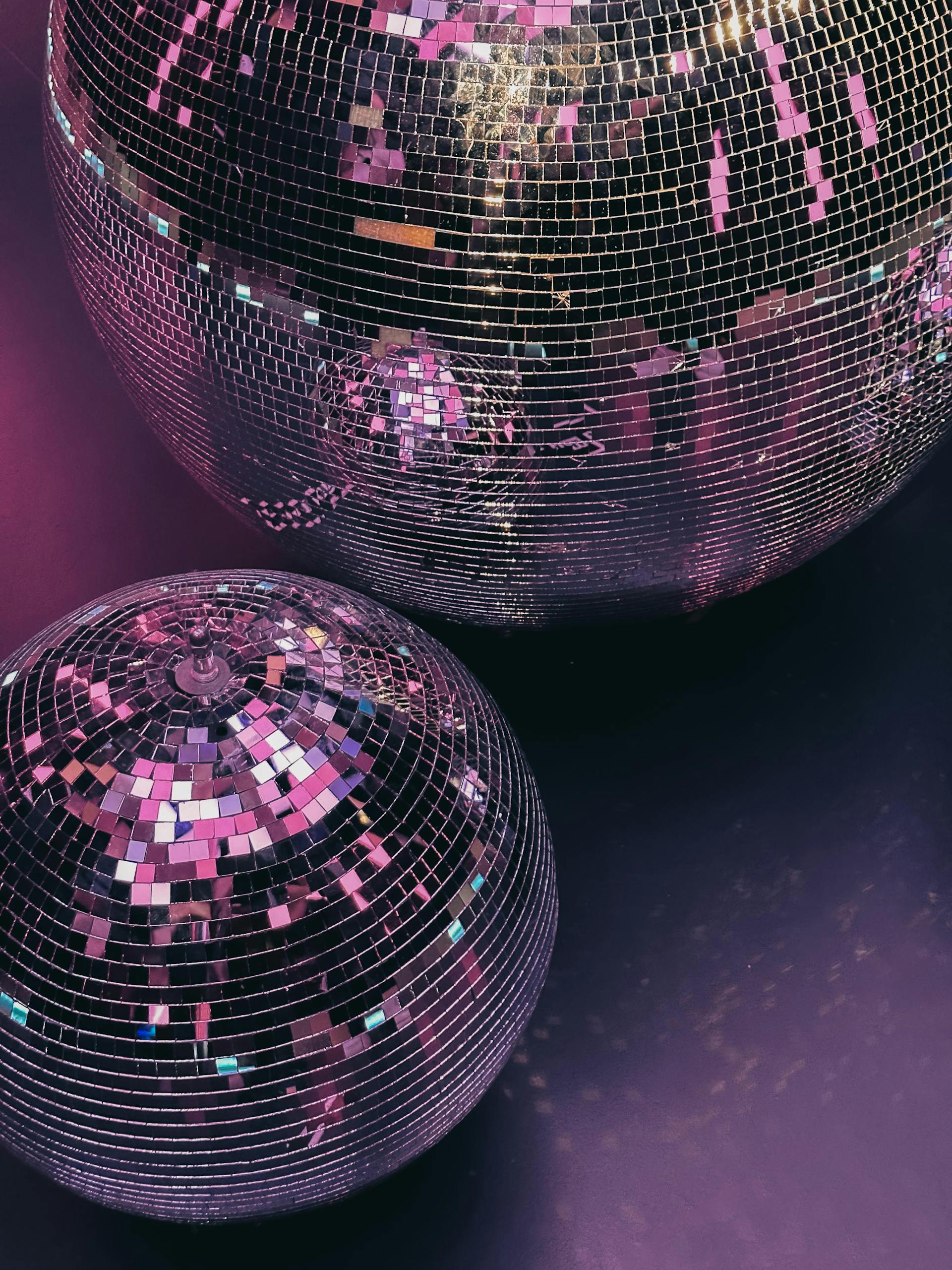Primer plano de bolas de discoteca con iluminación púrpura | Fuente: Pexels