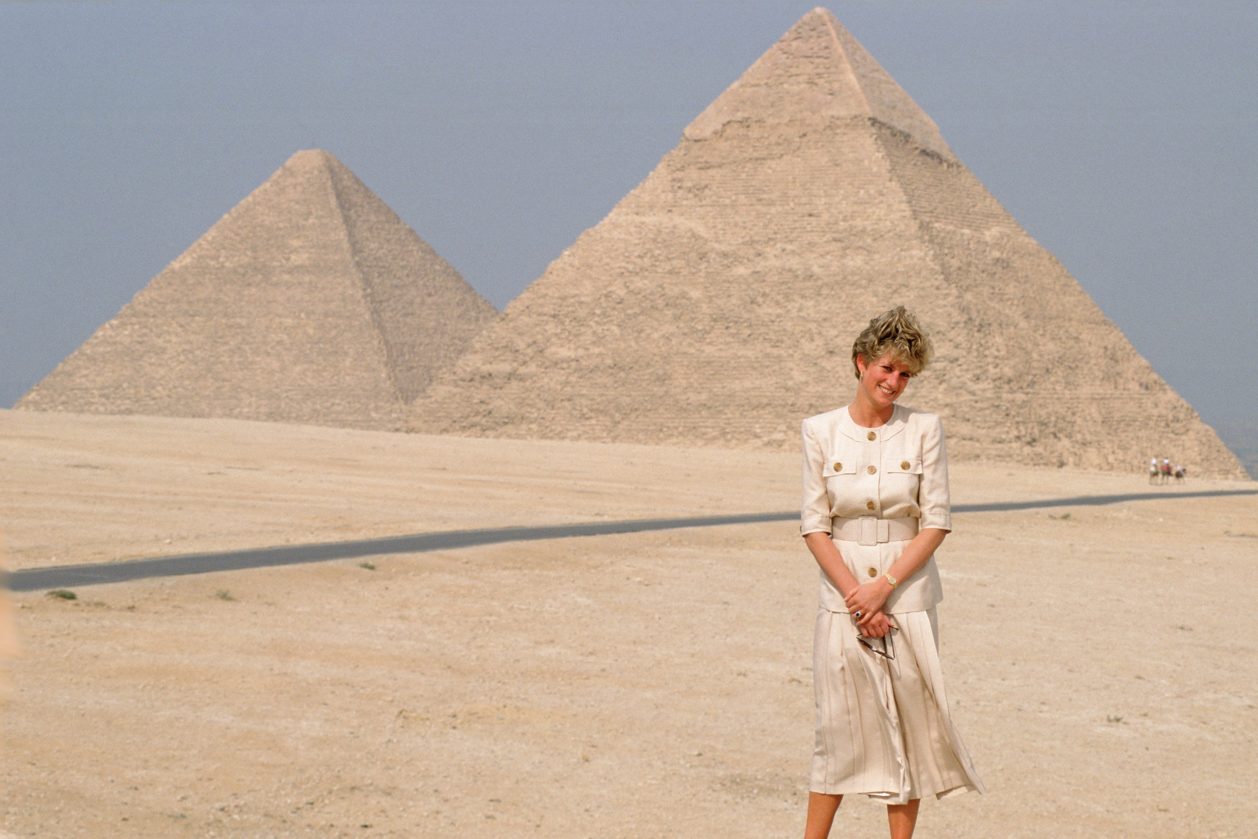 Princesa Diana frente a Pirámides de Giza en mayo de 1992. | Foto: Getty Images