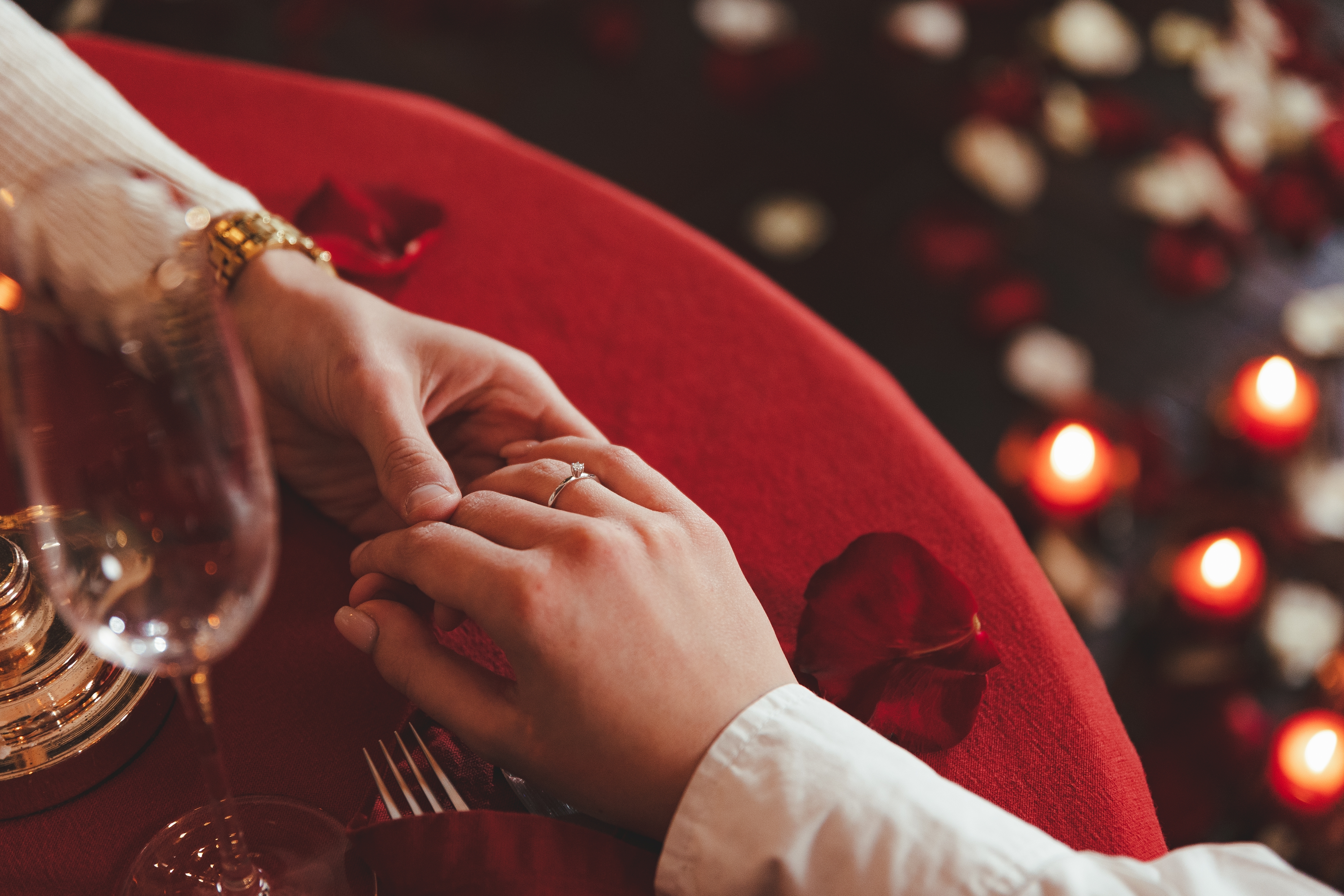 Una pareja cogida de la mano durante una cena romántica | Foto: Shutterstock