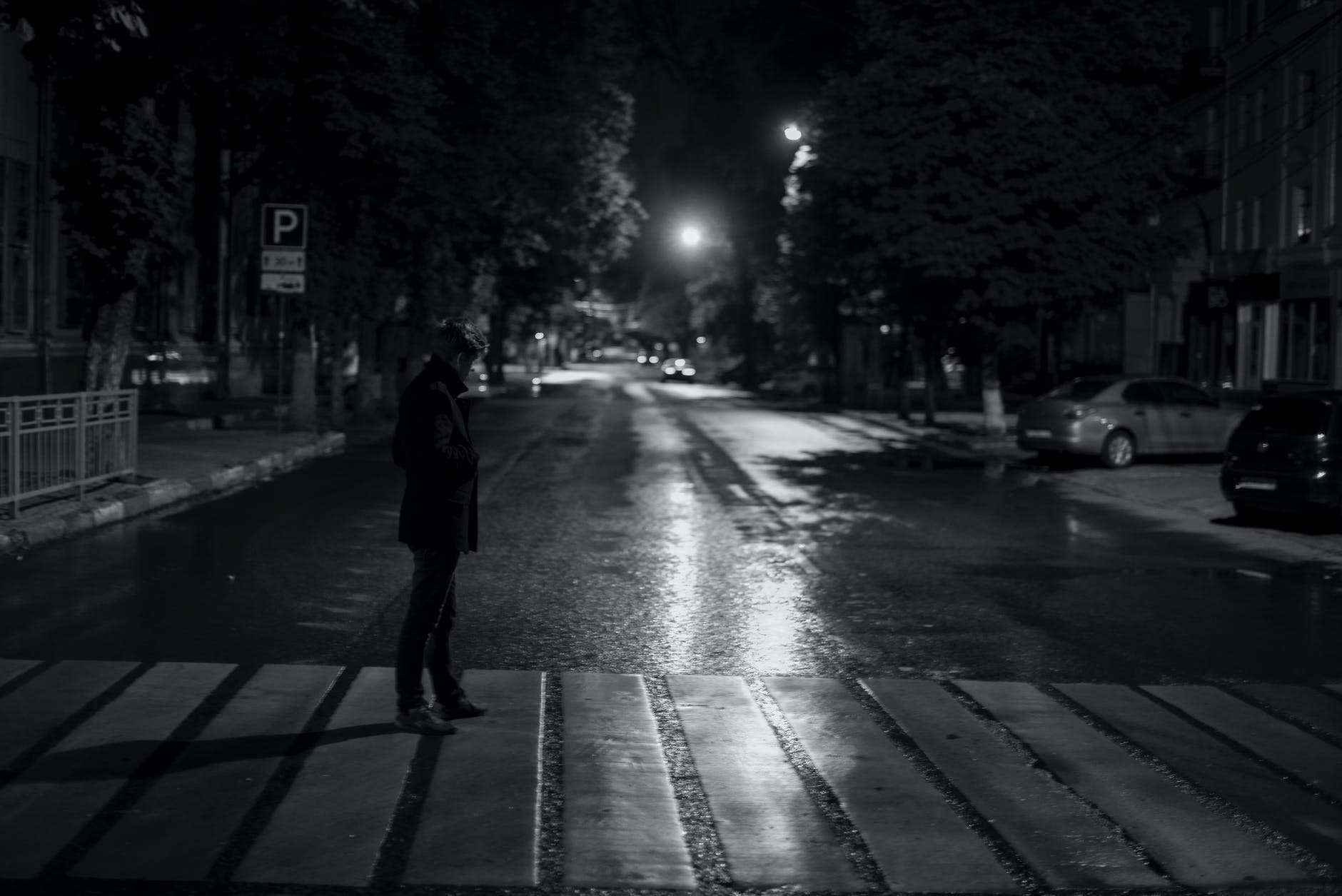 Hombre caminando solo por una calle de noche. | Foto: Pexels