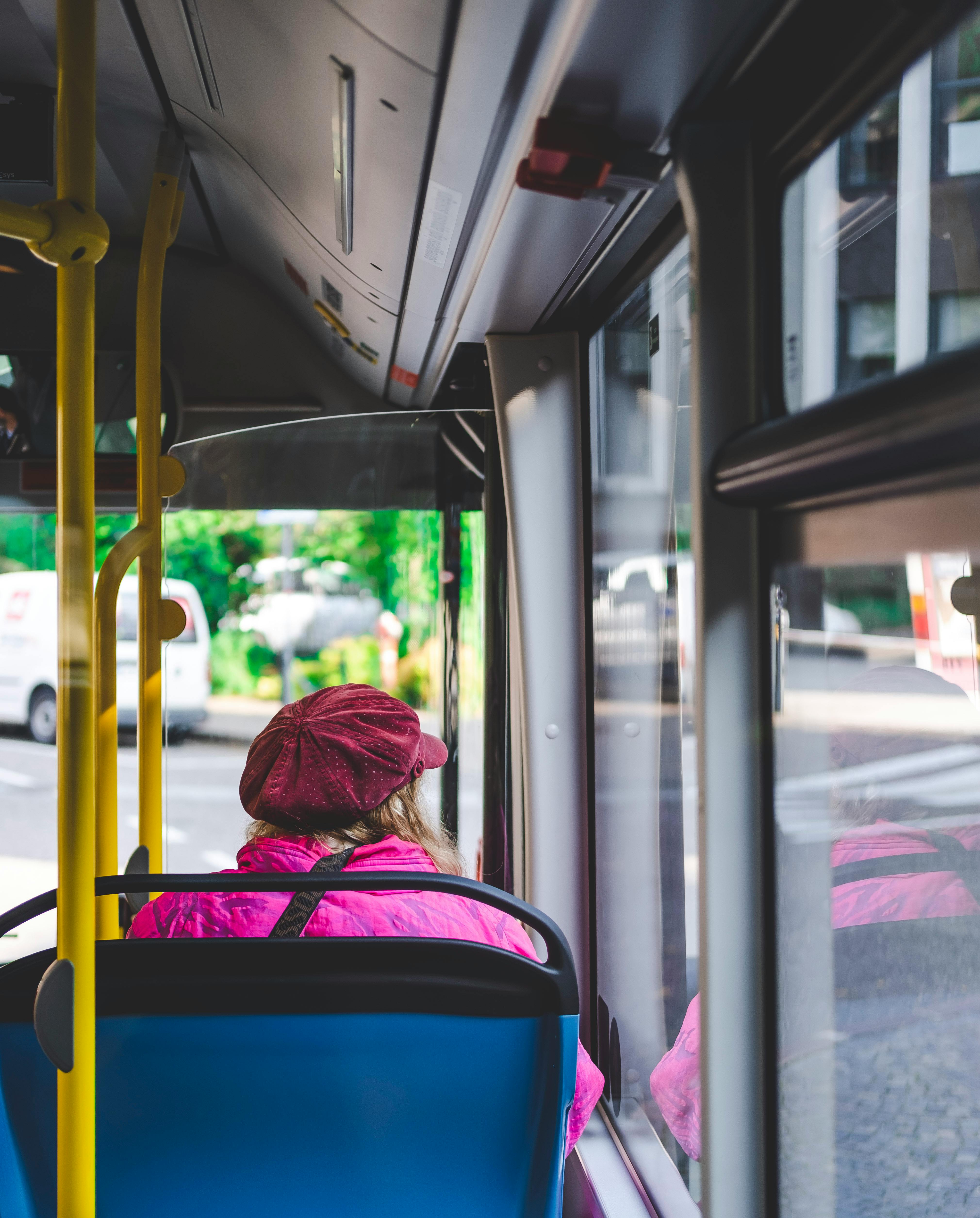 Una mujer ayuda a una anciana a sentarse en un autobús abarrotado | Fuente: Pexels