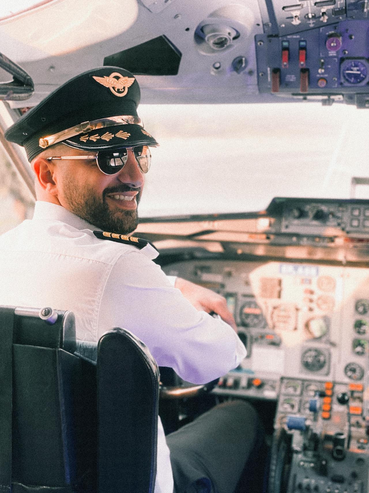 Un piloto sonriente | Fuente: Pexels