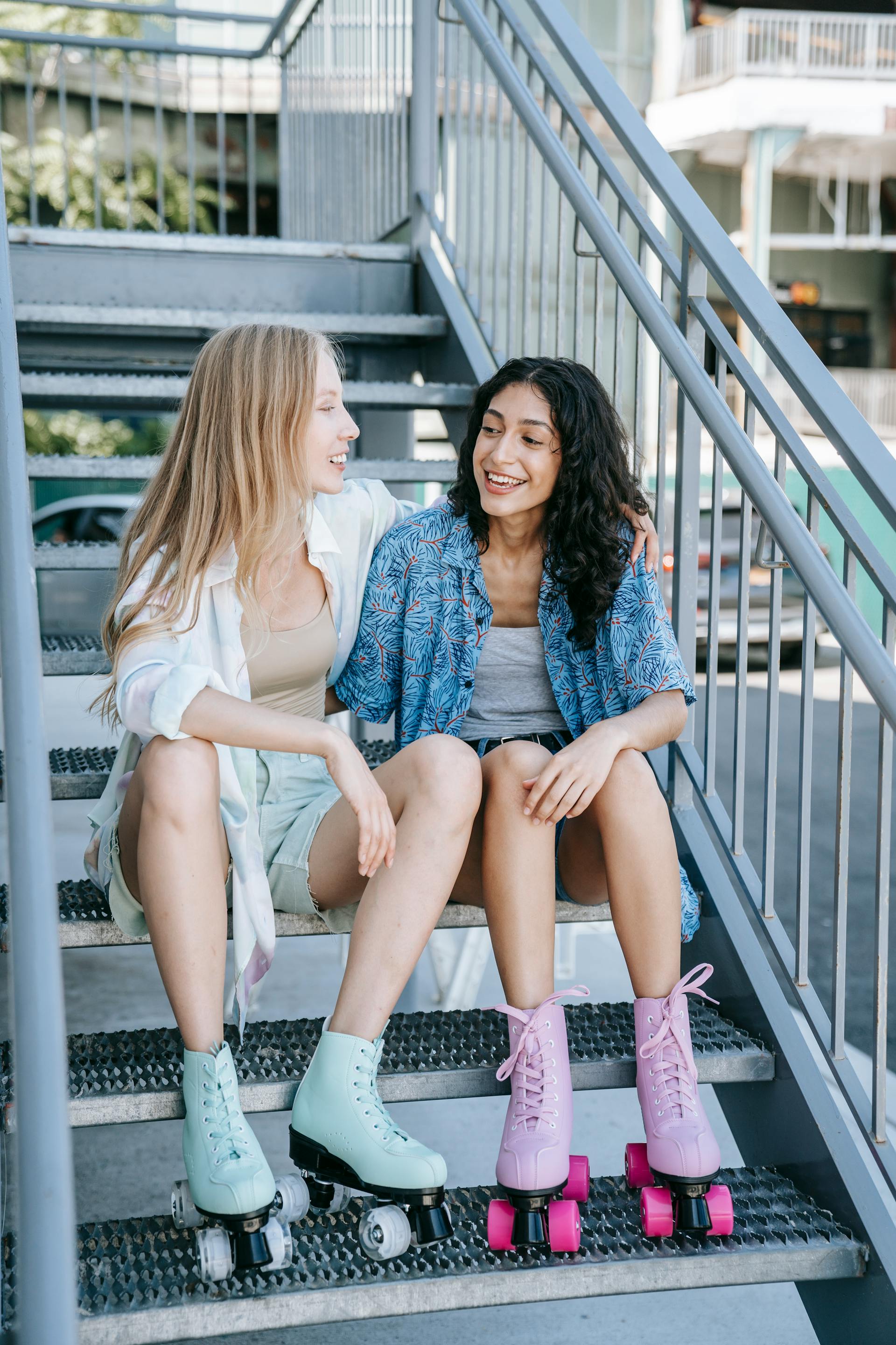Dos amigas charlando | Fuente: Pexels