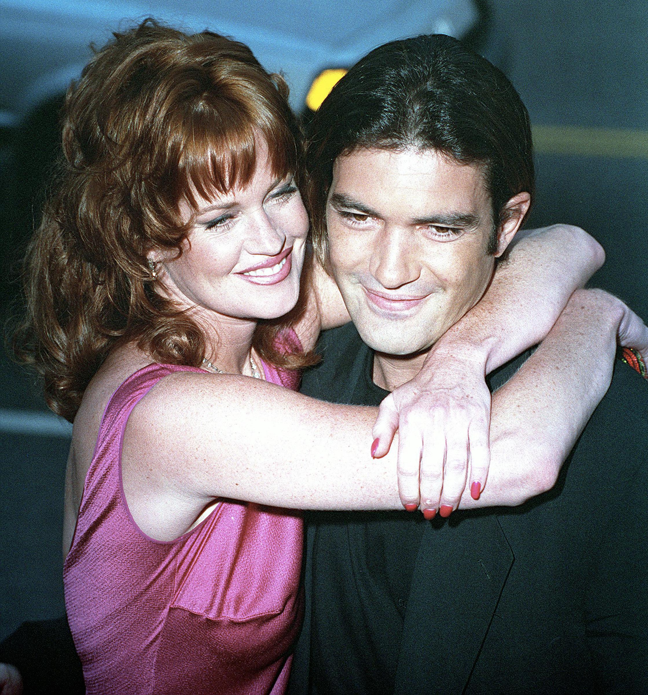 Melanie Griffith y Antonio Banderas en el estreno de "Desperado" el 21 de agosto de 1995, en Los Ángeles, California. | Fuente: Getty Images