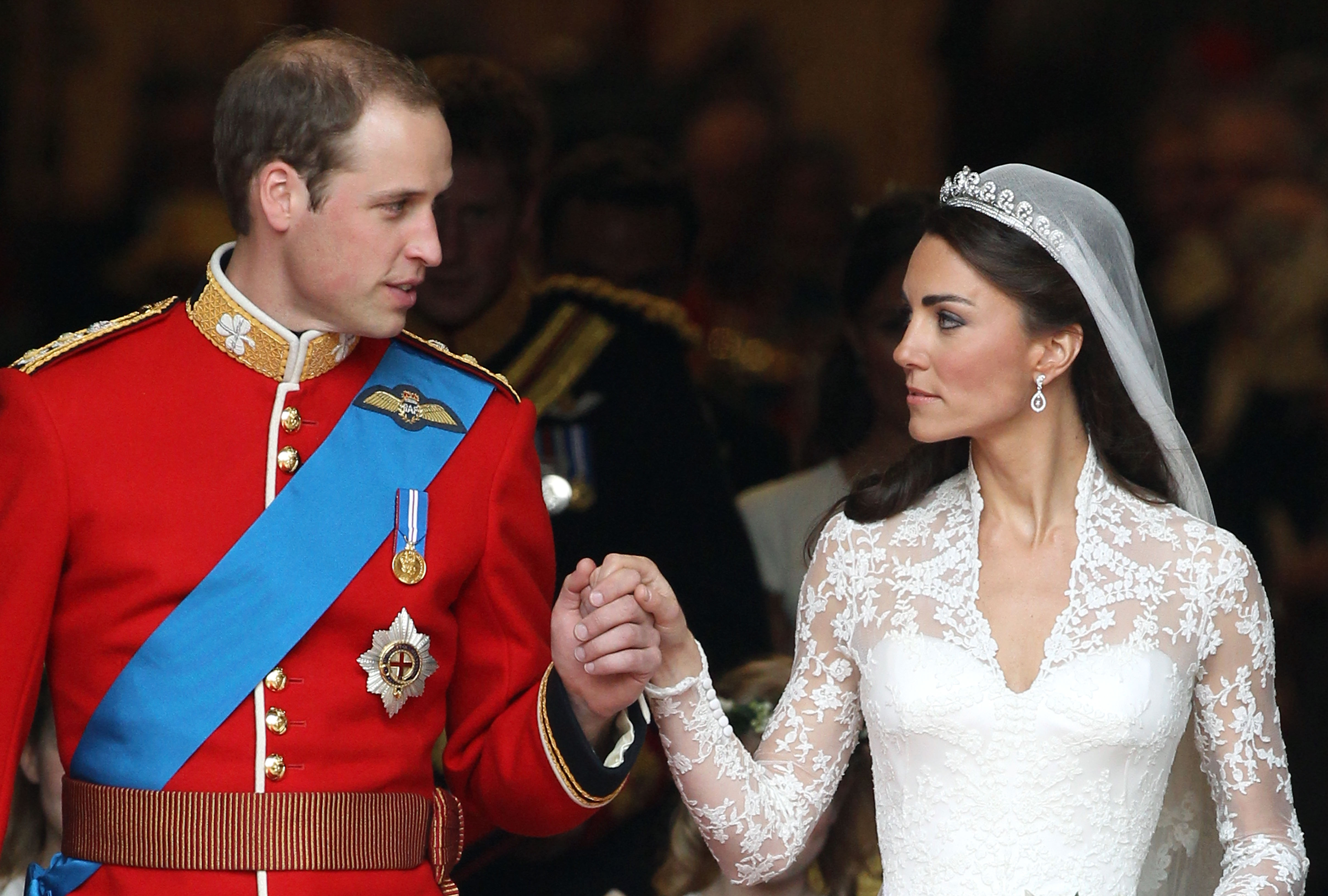 Catherine, duquesa de Cambridge, y el príncipe William sonríen tras su boda en la Abadía de Westminster en Londres, Inglaterra, el 29 de abril de 2011 | Fuente: Getty Images