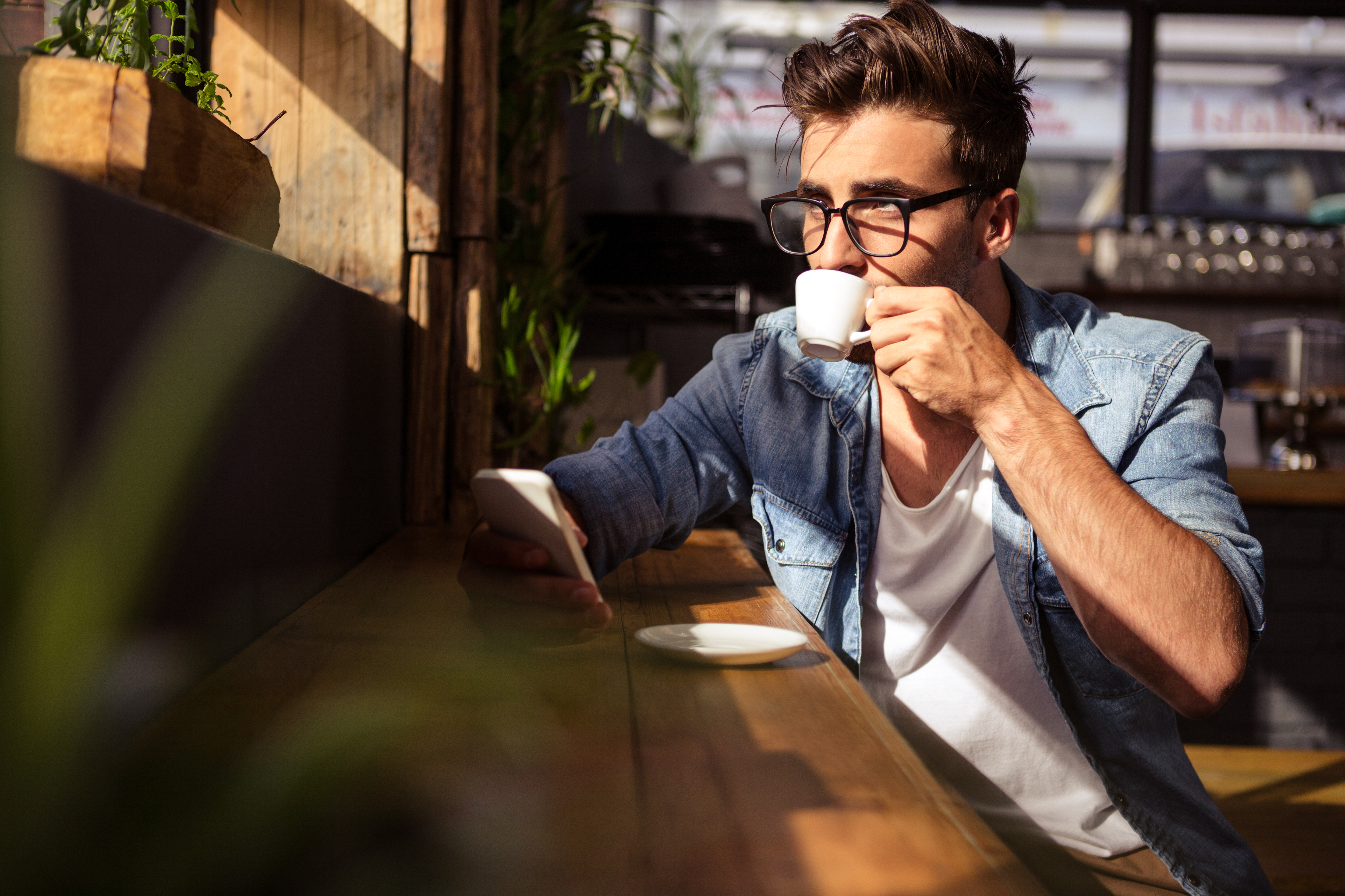 Hombre bebiendo una taza de café en la cafetería | Fuente: Shutterstock