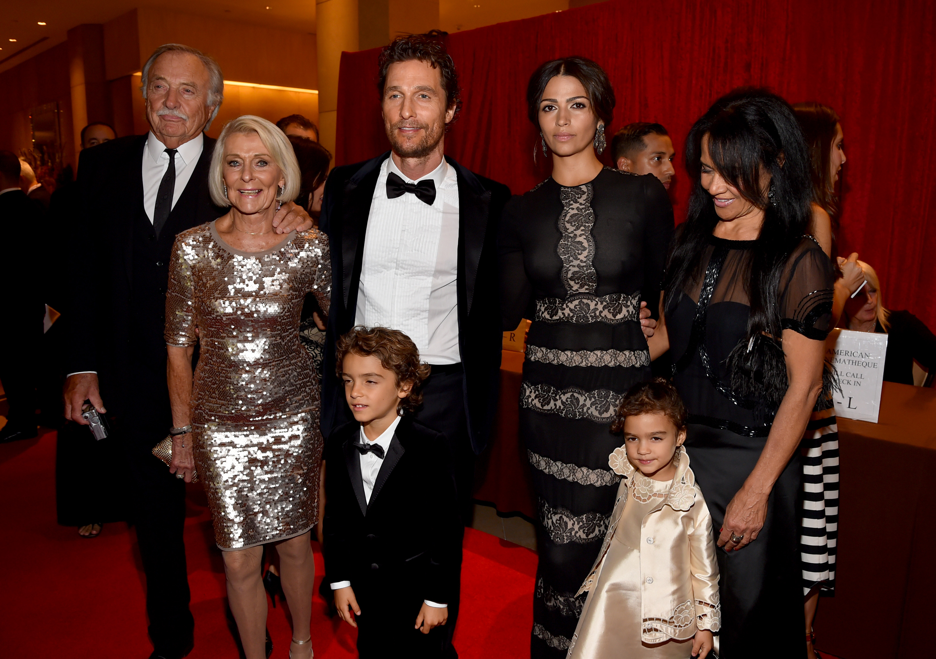 Matthew McConaughey con C.J. Carlig, Kay, Levi, Camila Alves, Vida y Fatima Alves asisten al 28º Premio de la American Cinematheque en honor a Matthew McConaughey en The Beverly Hilton Hotel en Beverly Hills, California, el 21 de octubre de 2014 | Fuente: Getty Images