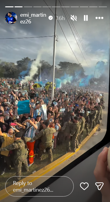 A través de las historias de su cuenta oficial de Instagram, Emiliano "Dibu" Martínez capturó desde el autobús de la Selección Argentina la multitud de fanáticos eufóricos que despidieron al equipo antes del partido contra Benín. Entre humo celeste y blanco, banderas y cánticos, los hinchas se agolparon a lo largo de la calzada contenidos por efectivos de seguridad para brindar su apoyo a Lionel Messi y al plantel. | Fuente: Instagram/emi_martinez26